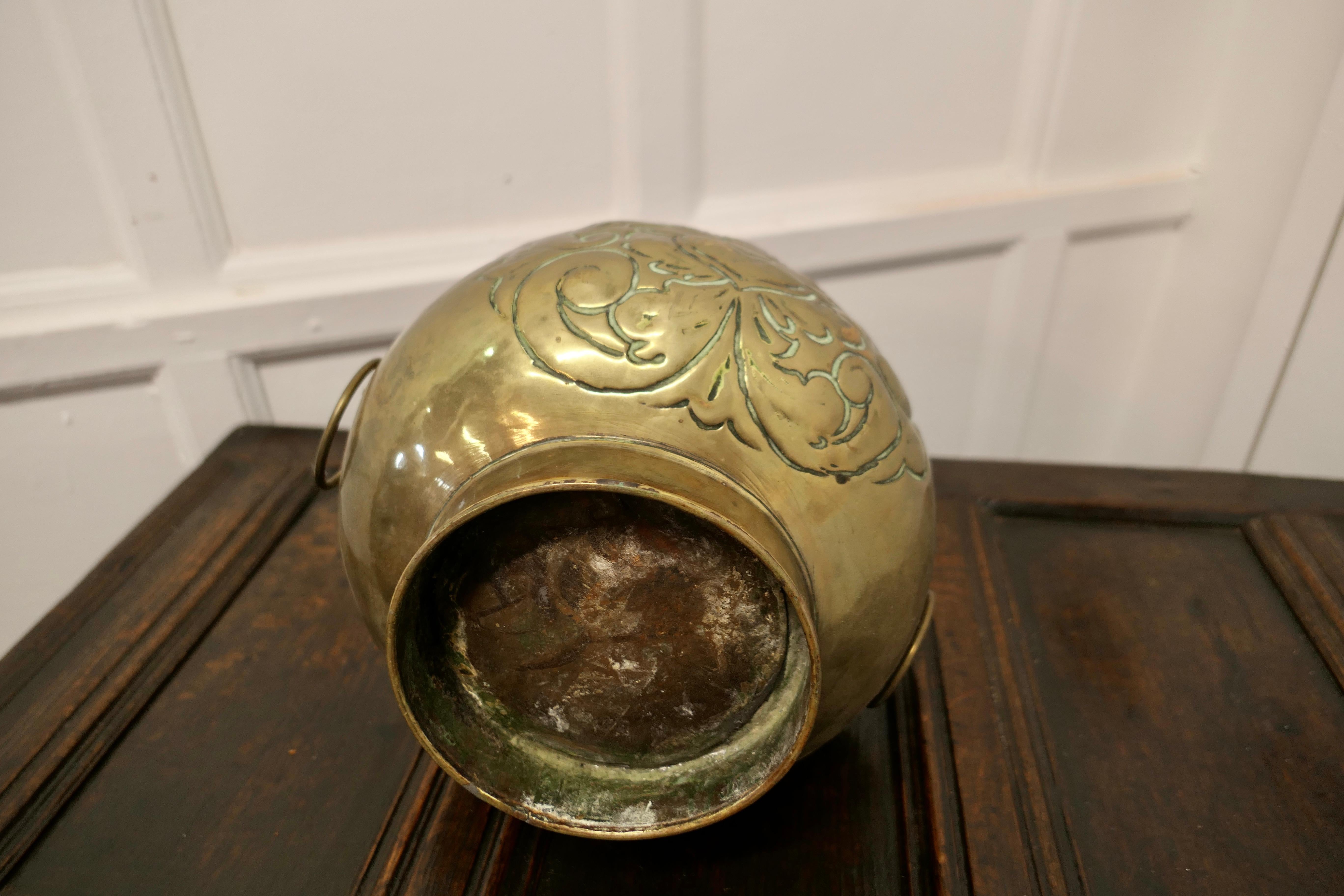XIXe siècle Grande jardinière victorienne en laiton, cache-pot en forme de masque de lion en vente