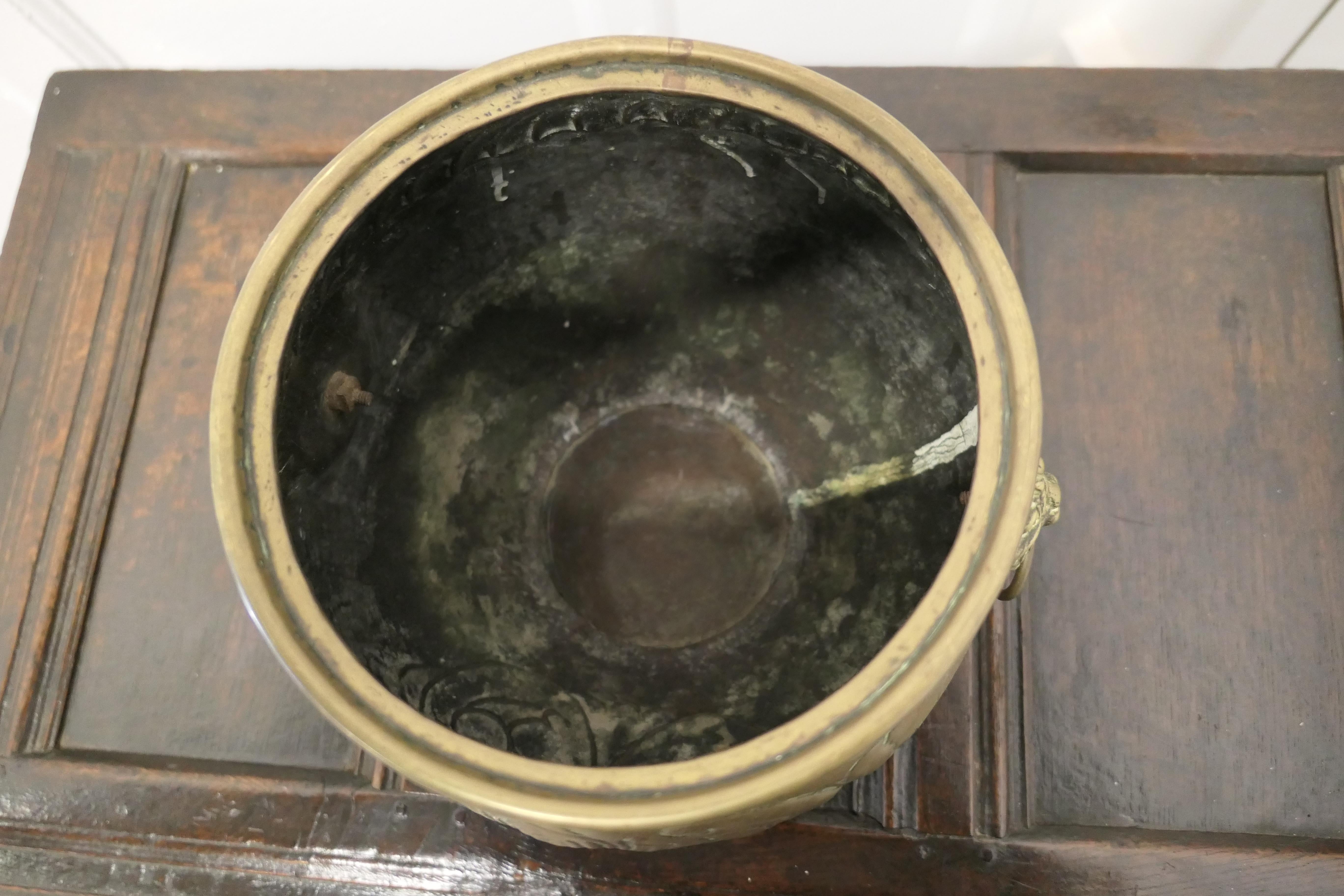 Laiton Grande jardinière victorienne en laiton, cache-pot en forme de masque de lion en vente