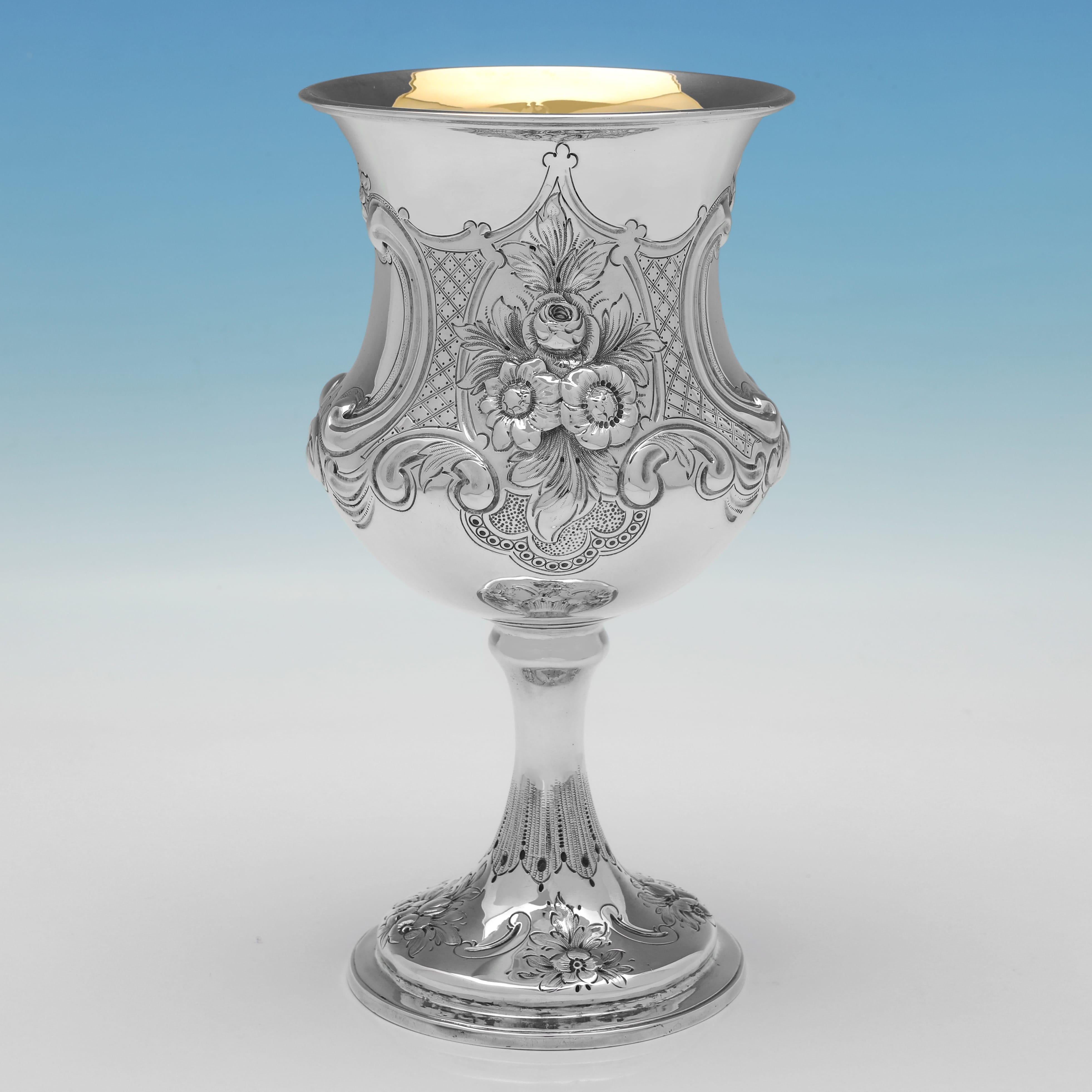 Marcada en Londres en 1874 por Mappin Brothers, esta atractiva copa victoriana de plata de ley antigua tiene forma de 