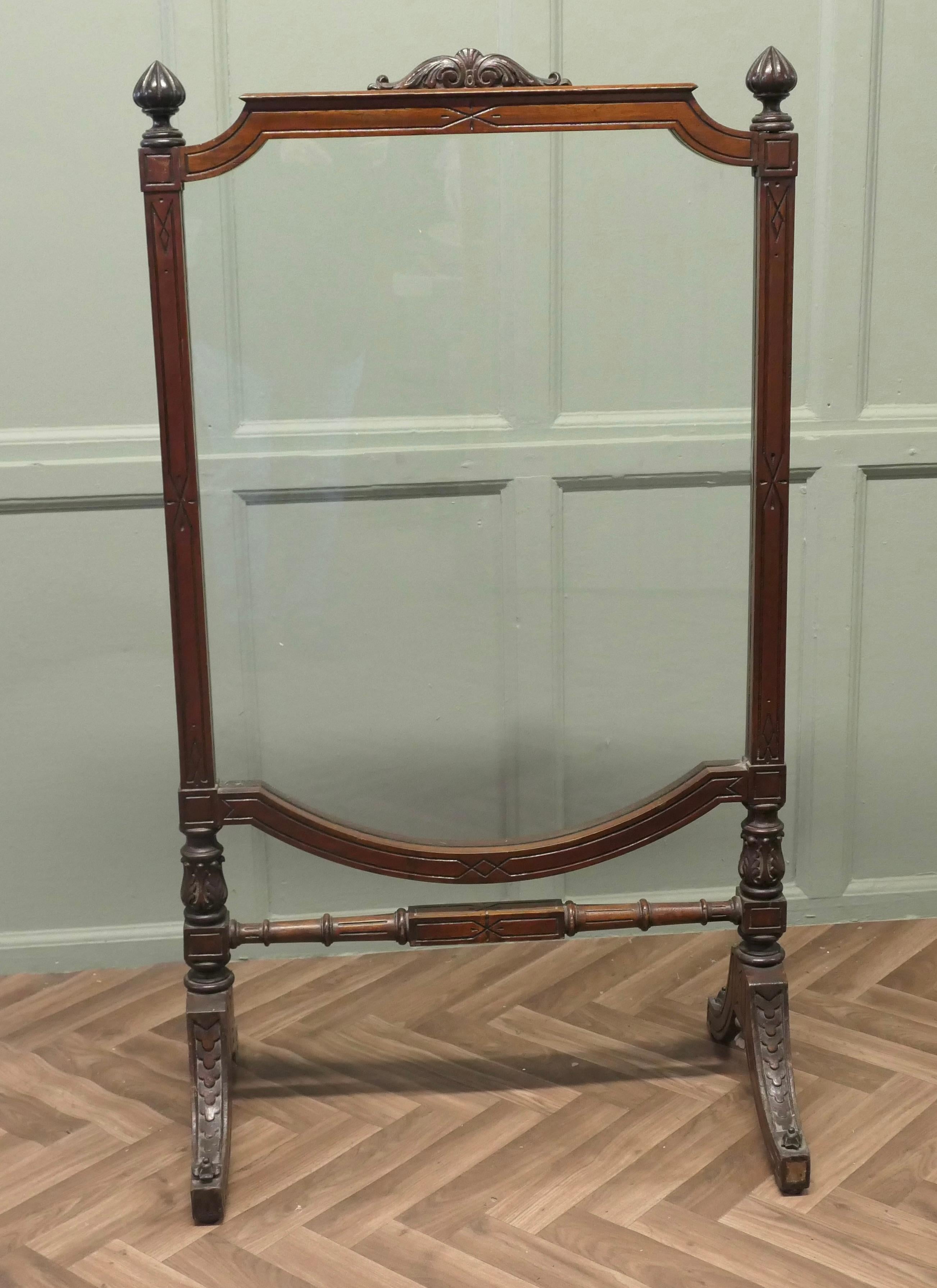 Grand pare-feu victorien en verre et sculpté
 Il s'agit d'une belle pièce, d'un grand écran, dont le cadre est élégamment incurvé dans sa partie inférieure et qui repose sur une base sculptée et tournée.
Il s'agit d'un pare-feu très décoratif,