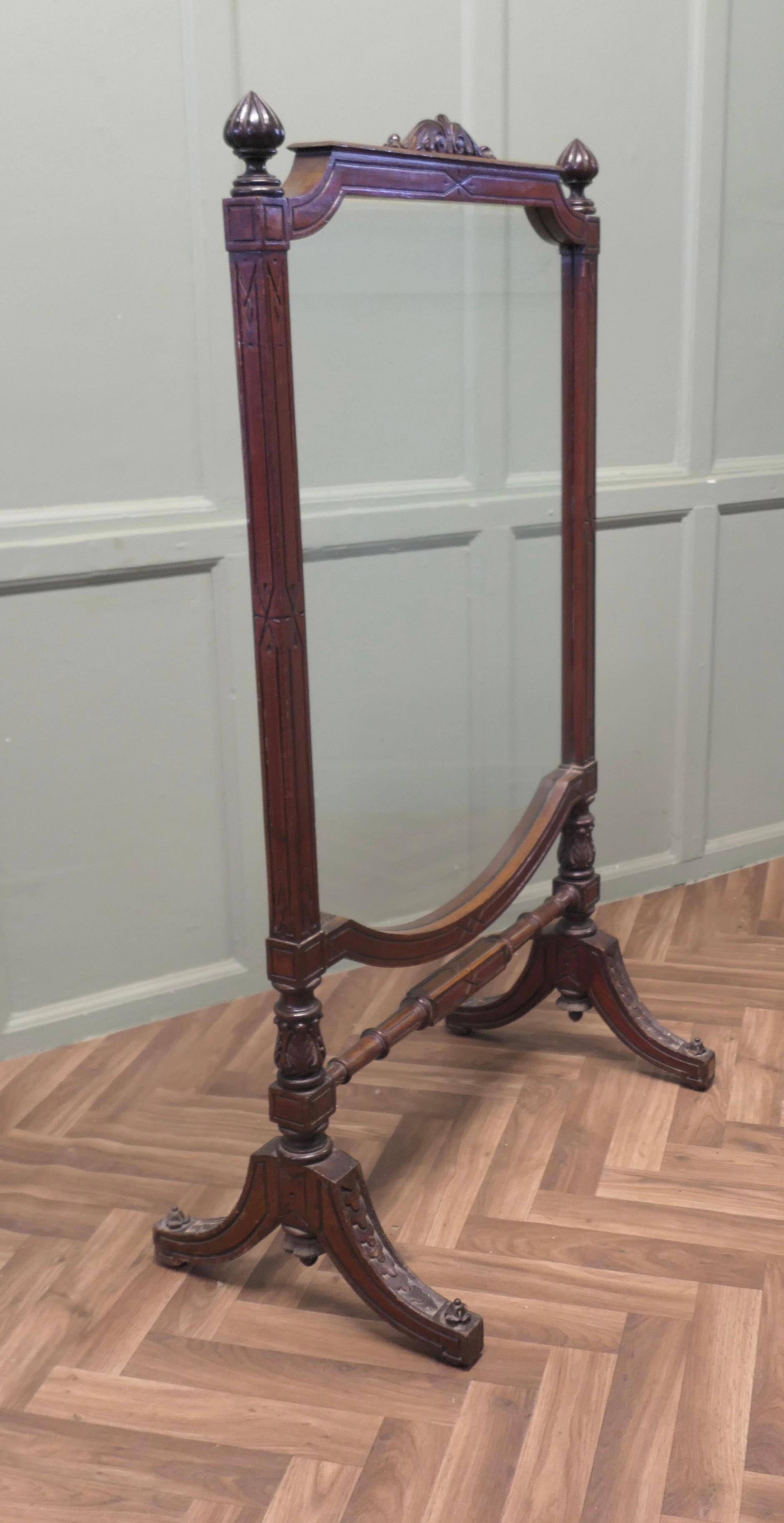 Acajou Grand pare-feu victorien en verre et sculpté  Il s'agit d'une pièce de belle facture, elle i en vente
