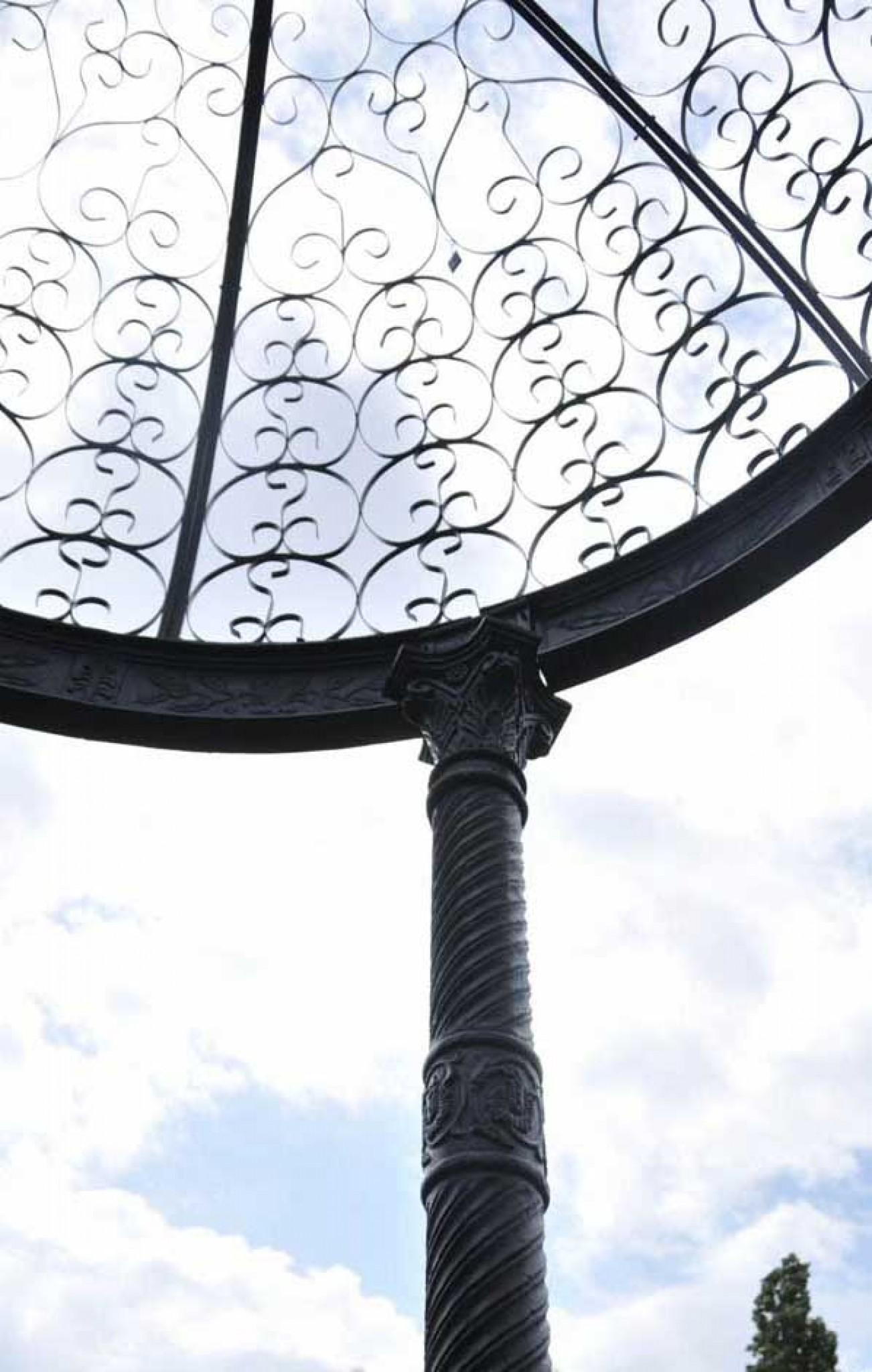 Large Victorian Cast Iron Gazebo Architectural Garden Seat Dome Canopy In Good Condition For Sale In Potters Bar, GB