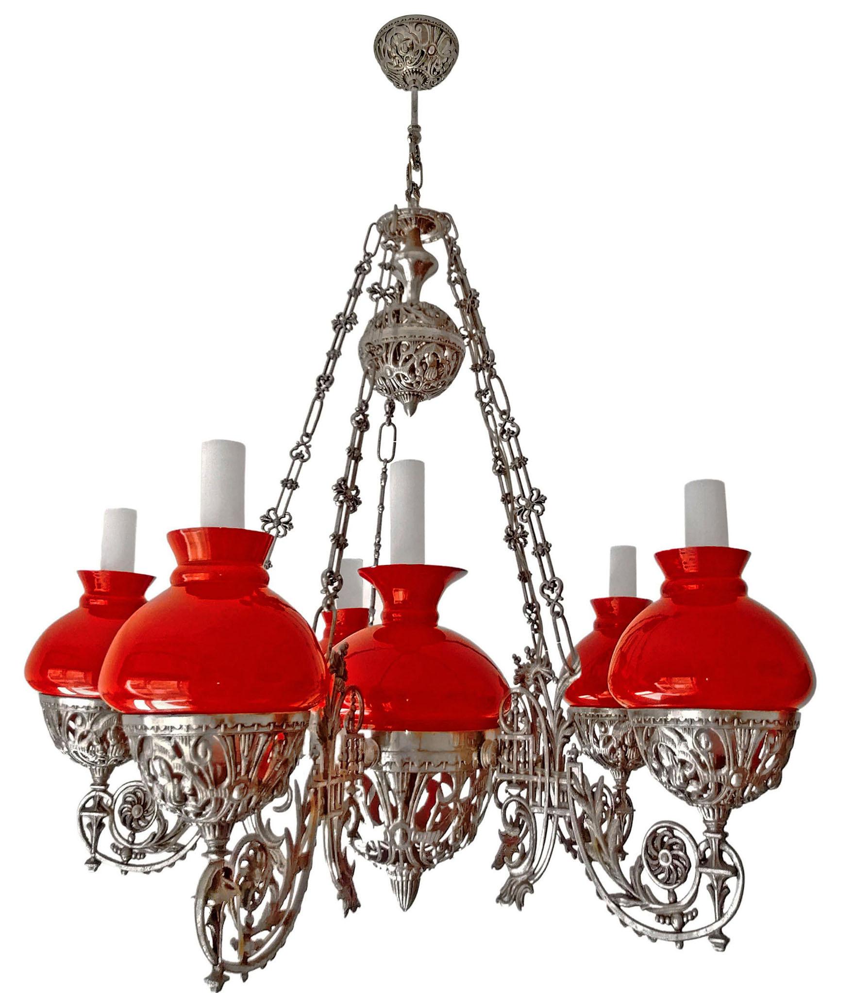 20ième siècle Grande lampe à huile victorienne suspendue en nickel et abat-jours en verre rouge opalin en vente