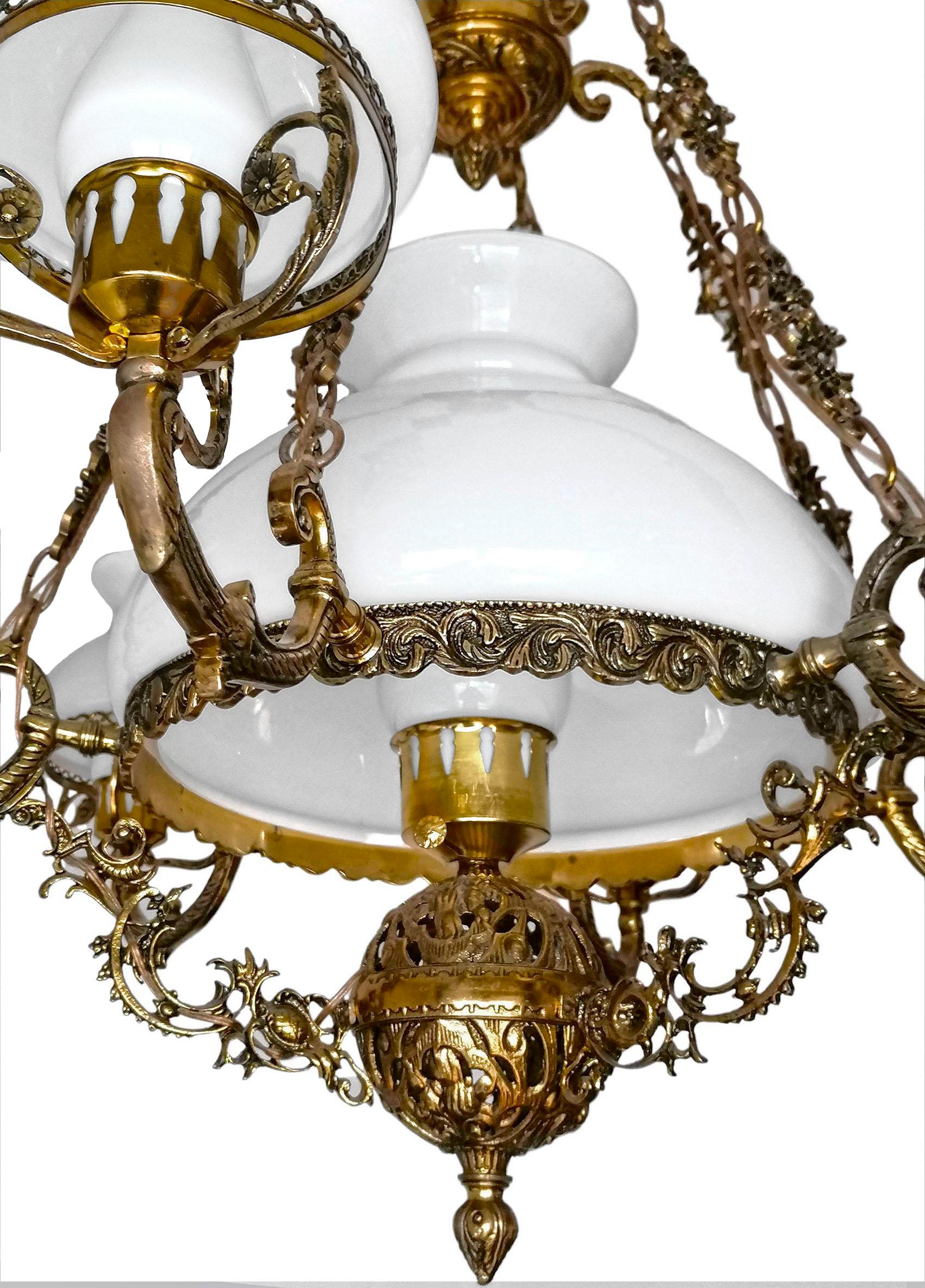 Großer viktorianischer Kronleuchter, Opal, weißes Glas, Öllampe, verschnörkelte vergoldete Bronze, um 1930 (Vergoldet) im Angebot