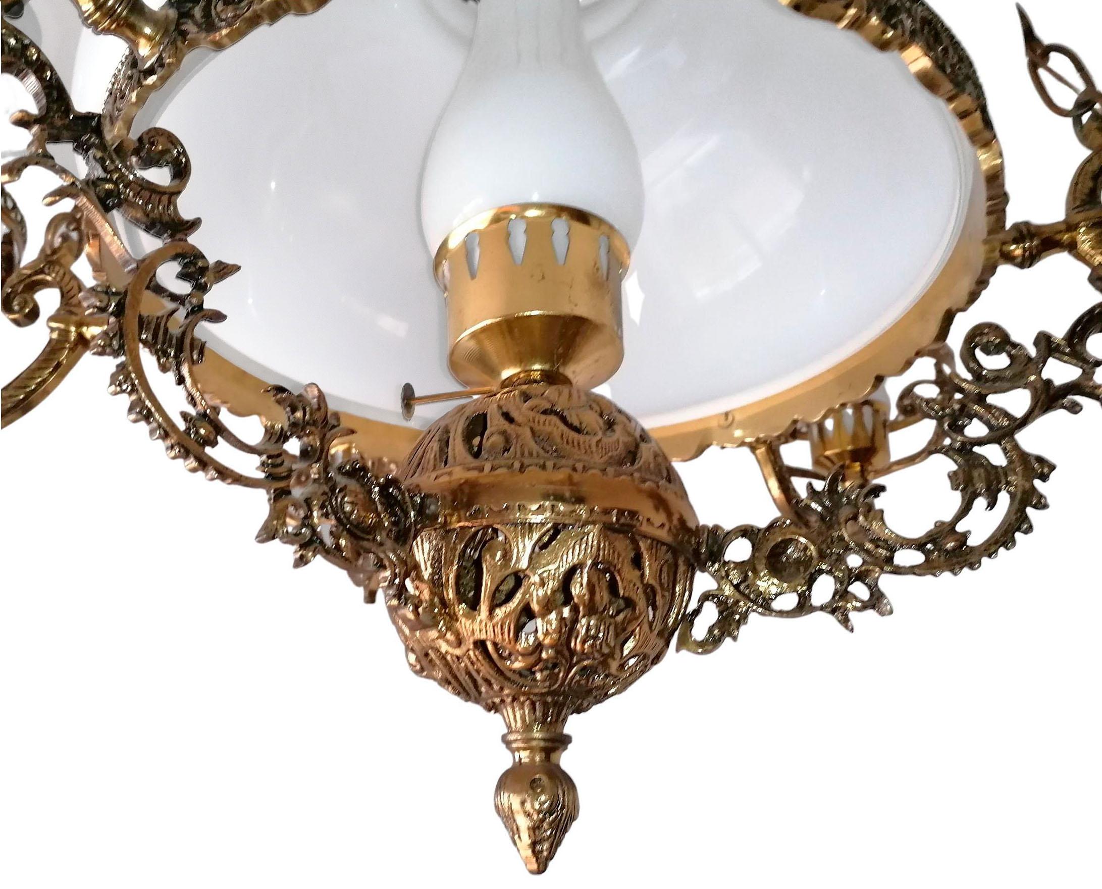 Français Grand lustre victorien lampe à huile en verre blanc opalin bronze doré orné c1930 en vente