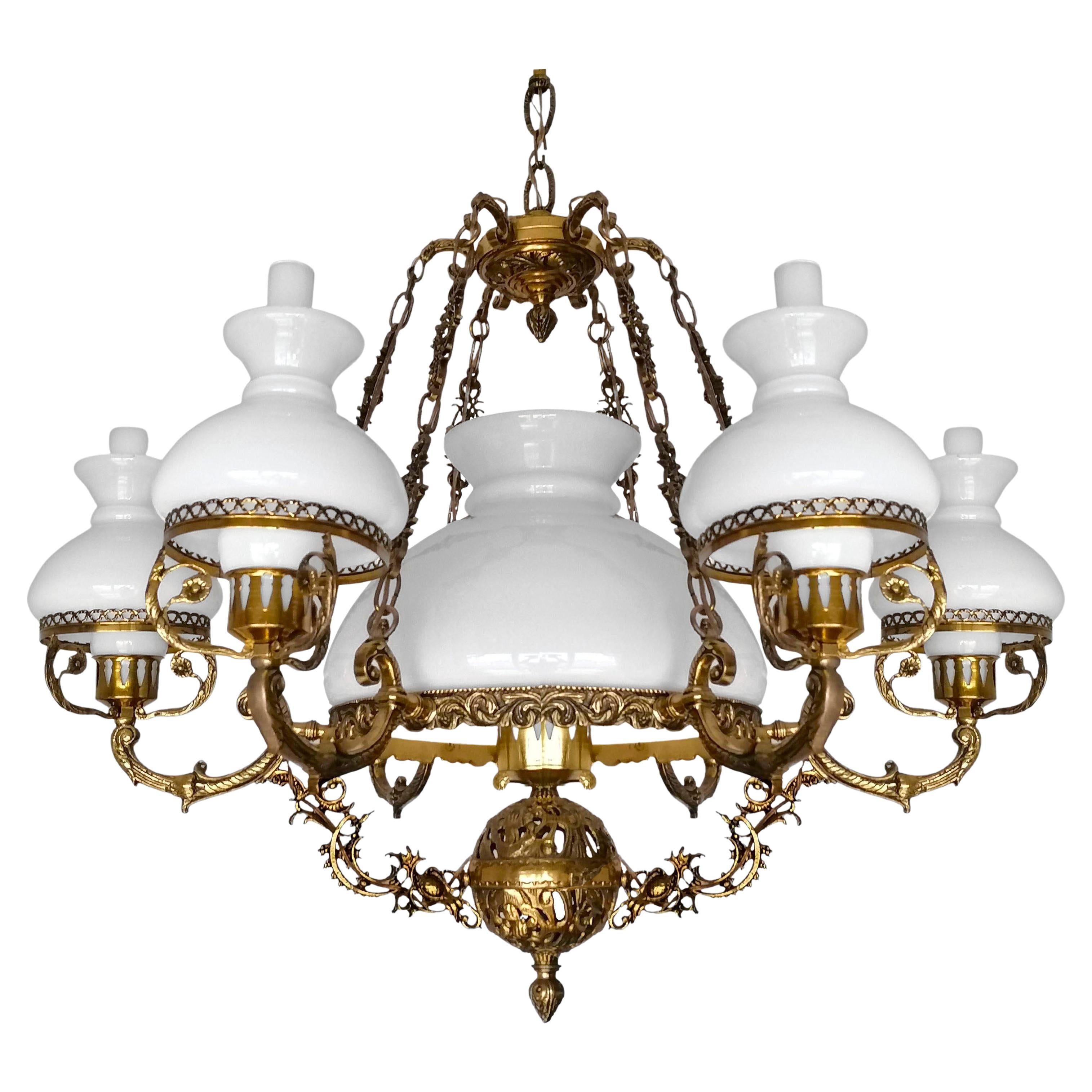 Grand lustre victorien lampe à huile en verre blanc opalin bronze doré orné c1930 en vente