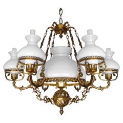 Grand lustre victorien lampe à huile en verre blanc opalin bronze doré orné c1930