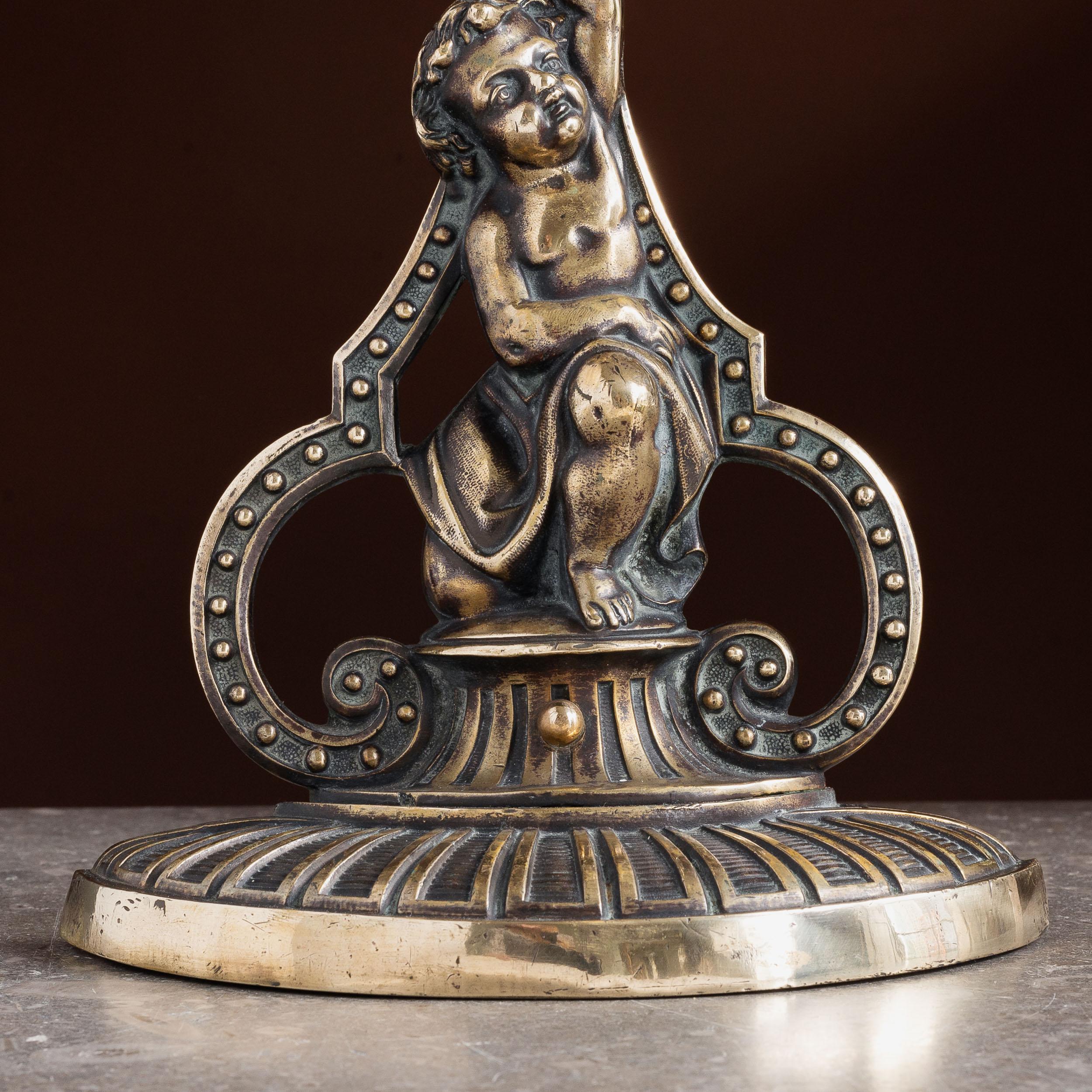 Grande portinaia vittoriana in ottone a forma di cherubino e di leone, realizzata dalla famosa azienda di ottone William Tonks & Sons di Birmingham, con timbro 