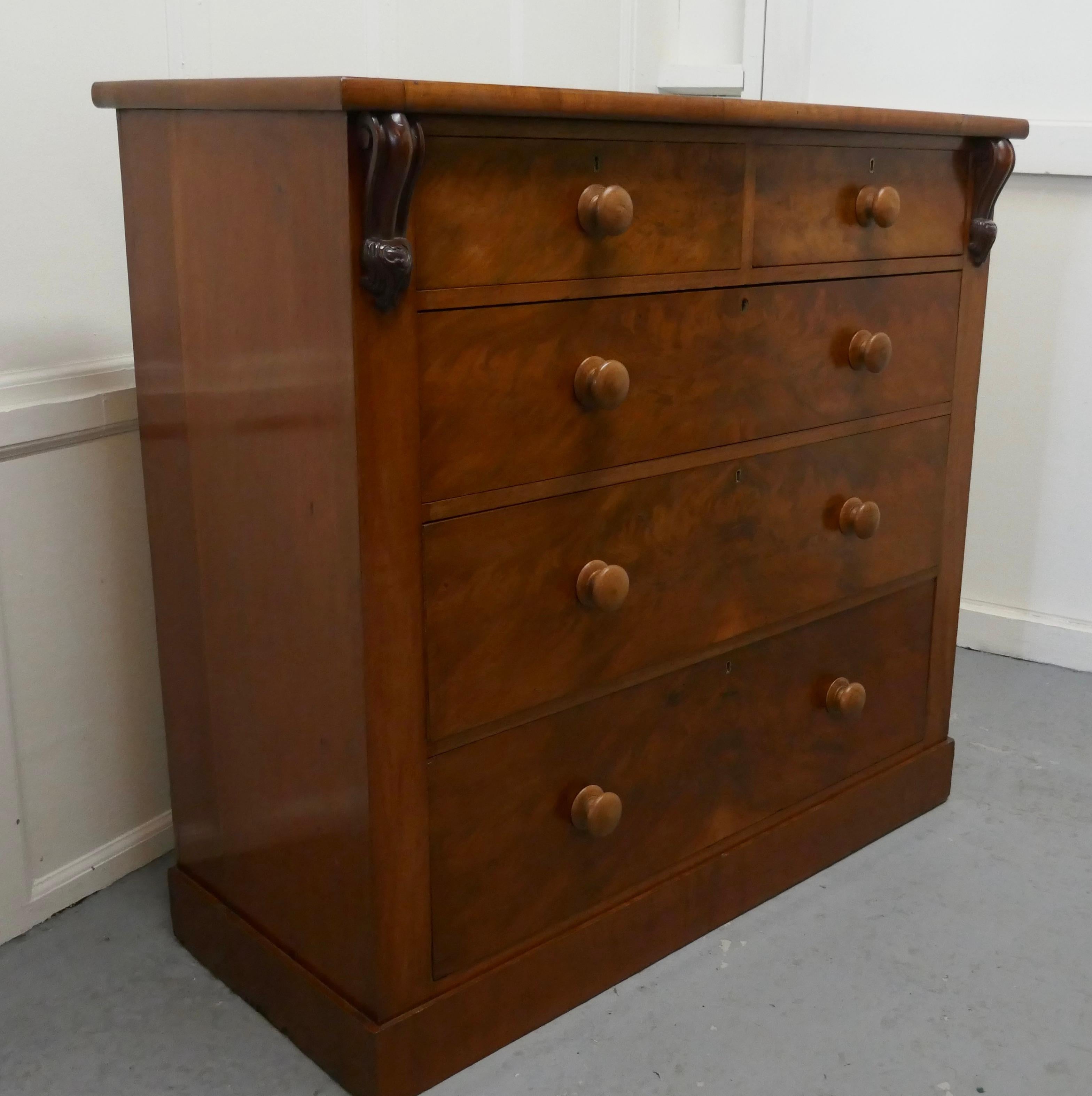 Large Victorian Chest of Drawers   Victorian Figured Walnut chest of drawers  In Good Condition For Sale In Chillerton, Isle of Wight
