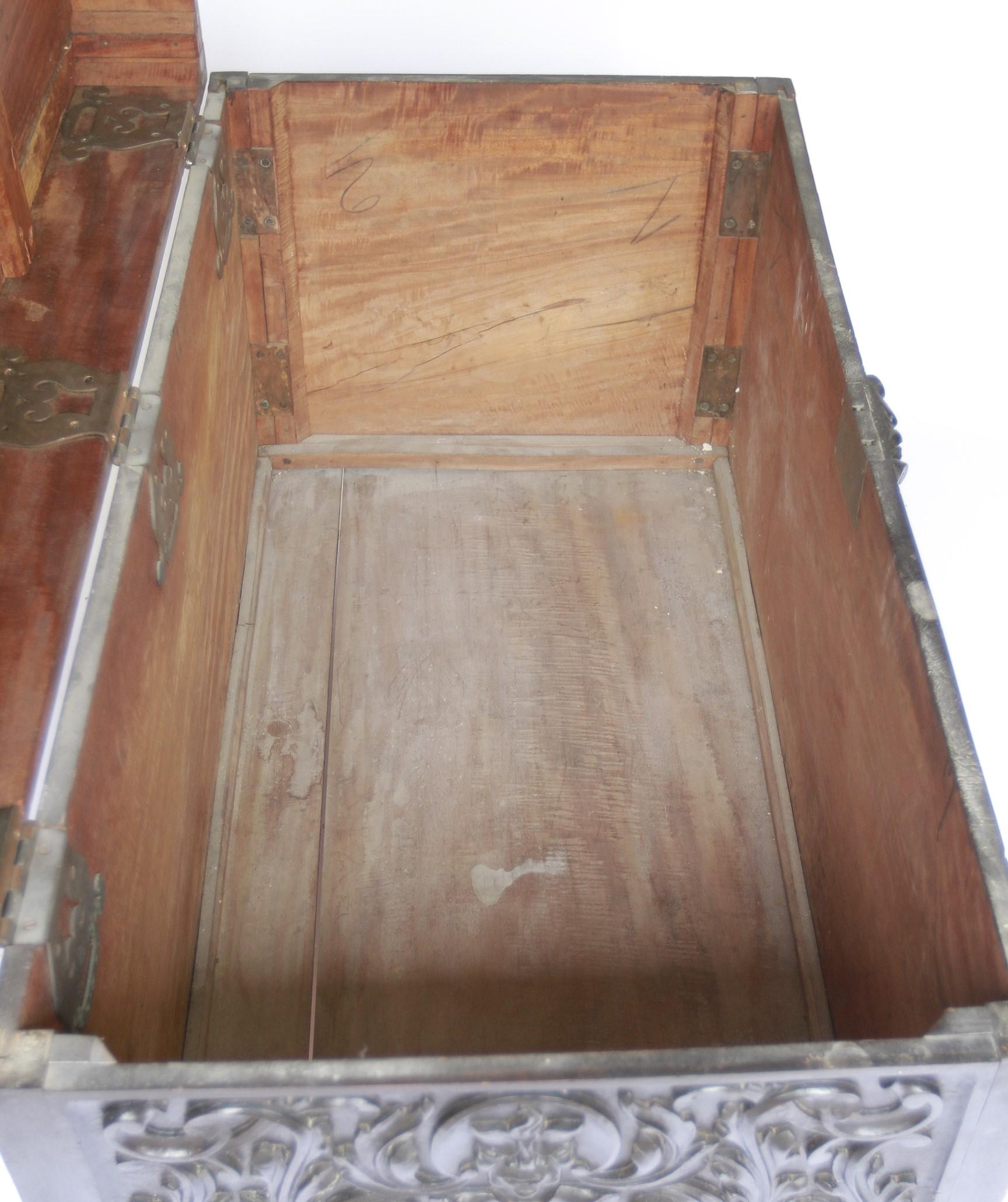 Large Victorian Chinese Redwood carved coffer In Good Condition For Sale In Dereham, GB