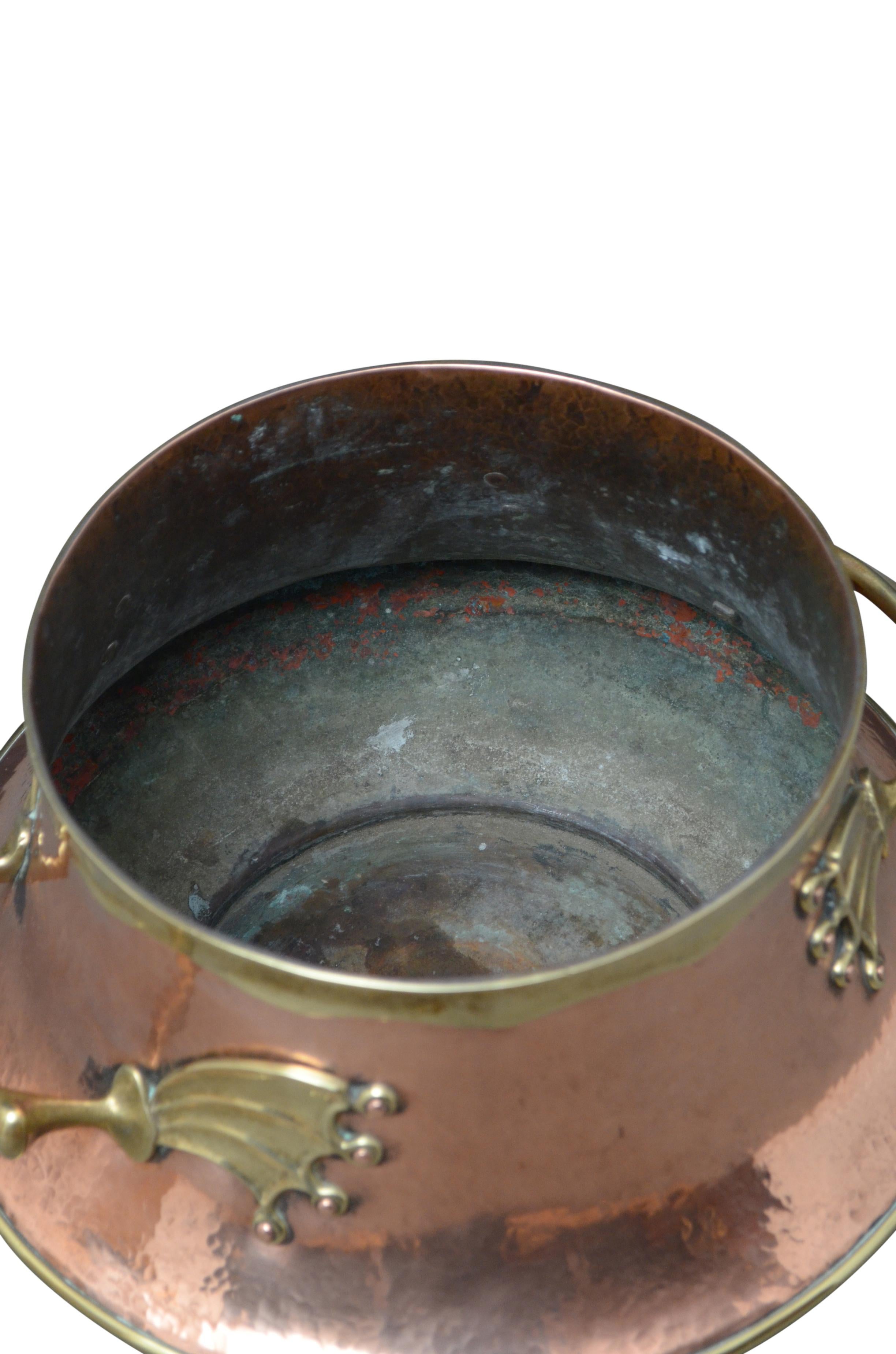 Vittoriano Grande vaso vittoriano in rame e ottone in vendita