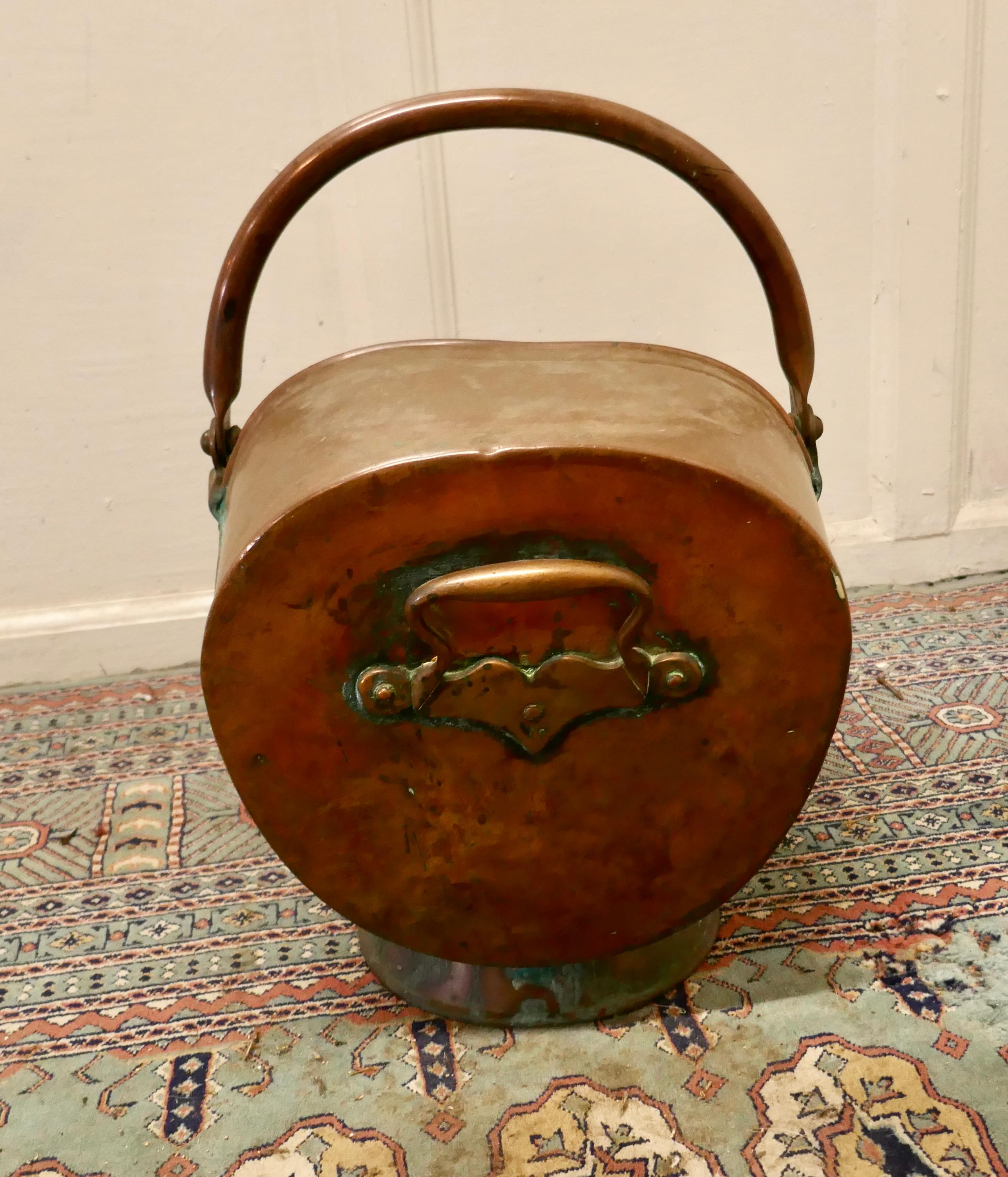 Large Victorian Copper Helmet Coal Scuttle In Good Condition In Chillerton, Isle of Wight