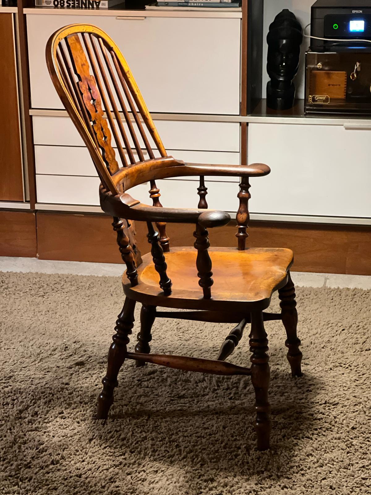 Large Victorian Windsor armchair in solid elm with high comb-shaped back. Wide turned wooden base. Wide hoop-shaped arms. Perfect for an office or bedroom.