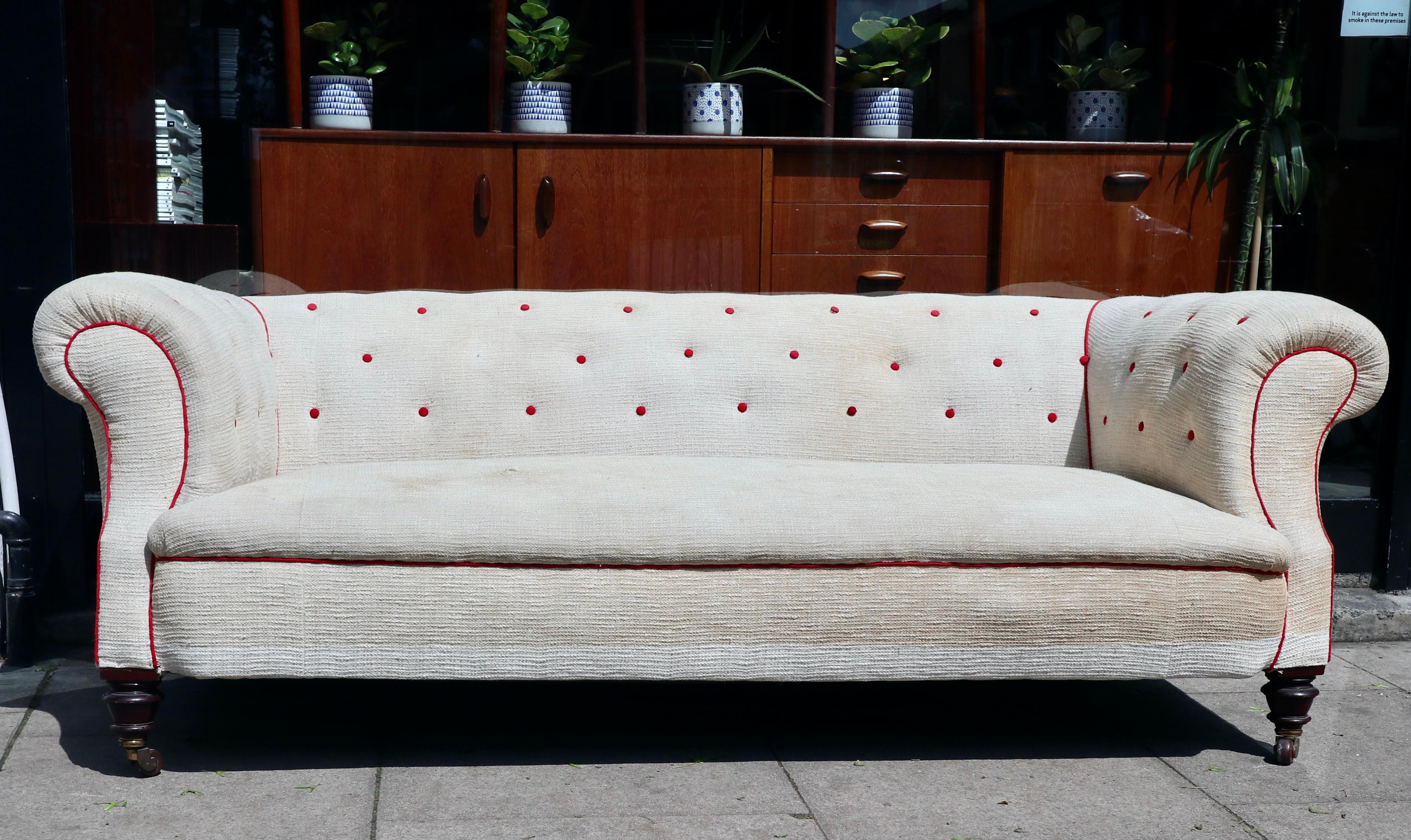 LARGE VICTORIAN ENGLISH CHESTERFIELD SOFA c1890 In Fair Condition For Sale In London, GB