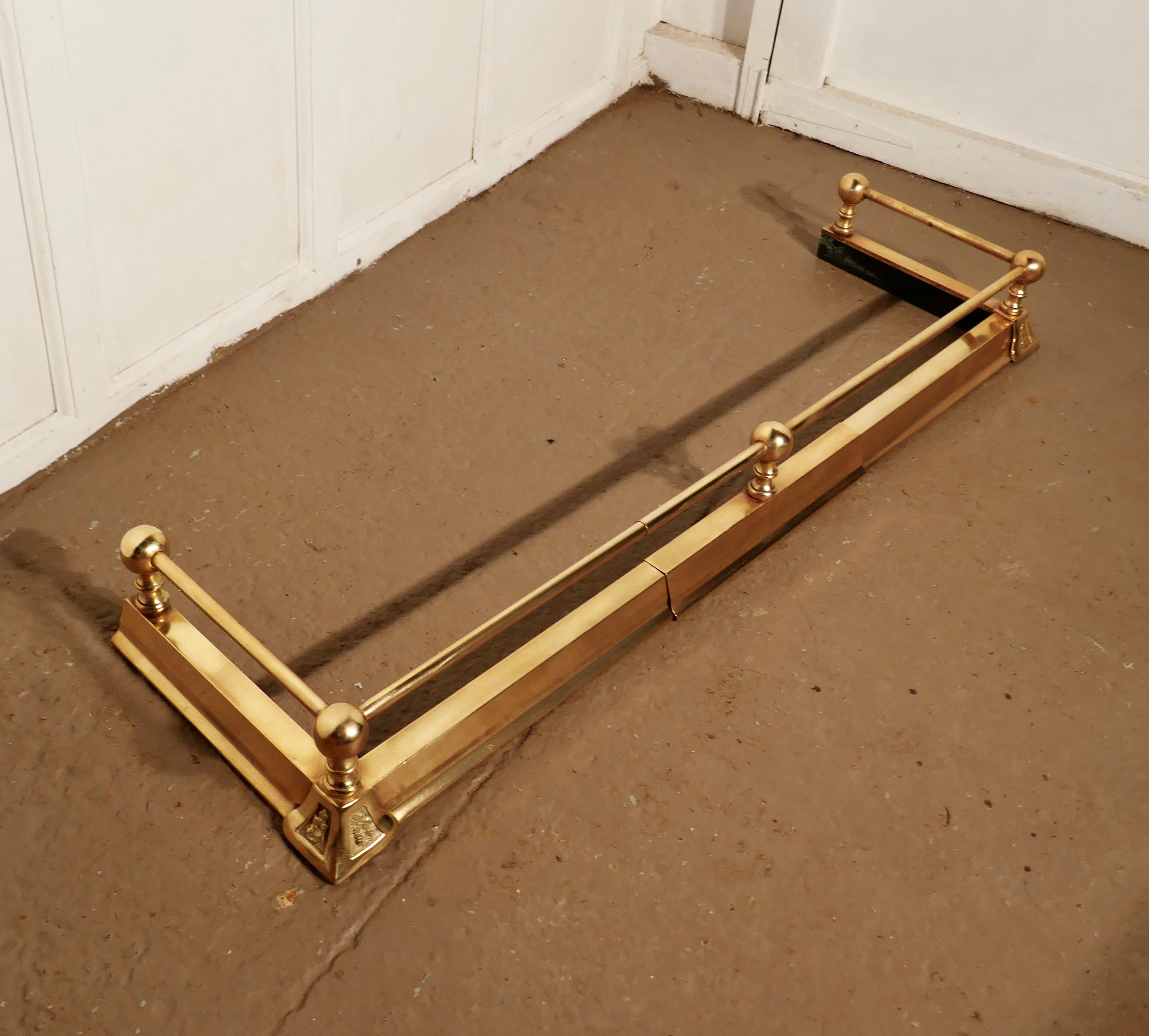 Large Victorian Extending Brass Fender In Good Condition In Chillerton, Isle of Wight