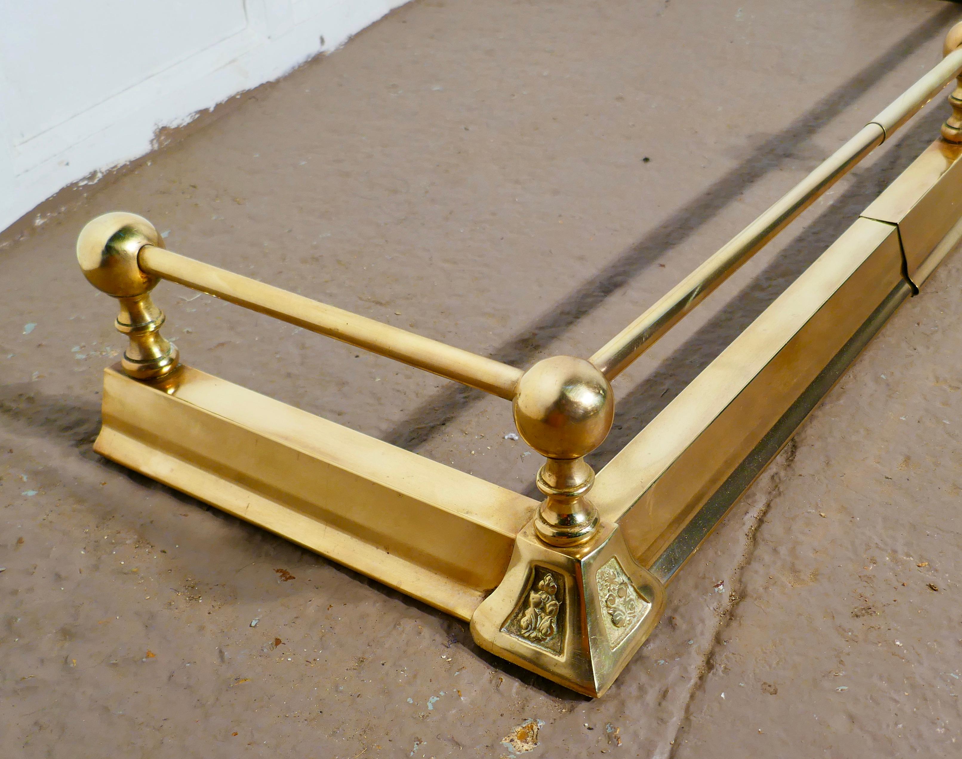Late 19th Century Large Victorian Extending Brass Fender