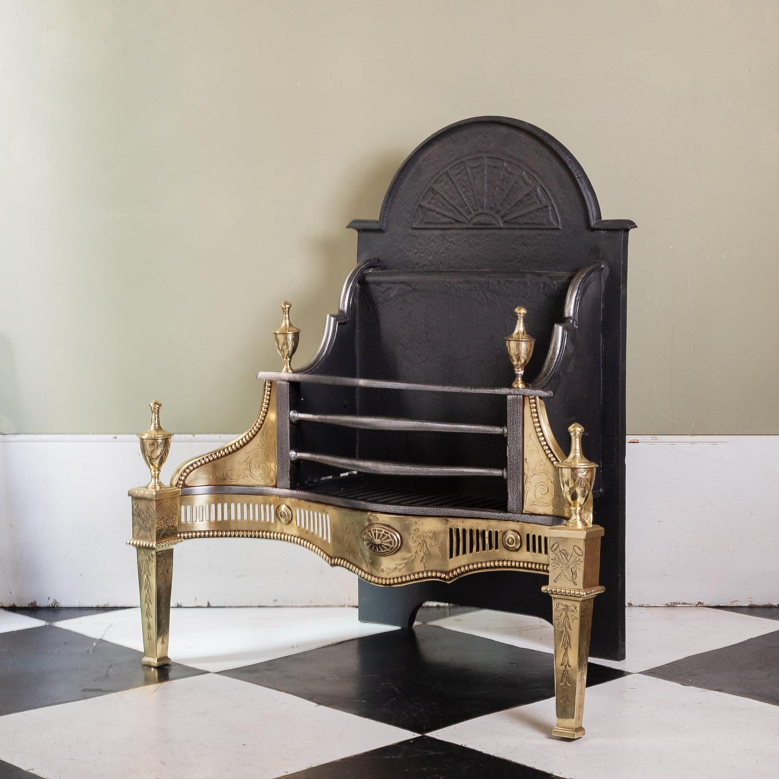Grille à feu en laiton, acier et fer de la fin de l'époque victorienne, de style géorgien, avec des joues en laiton gravé, la frise percée avec des paterae ovales et des rondeaux circulaires.

Dimensions :	88,5cm (34¾