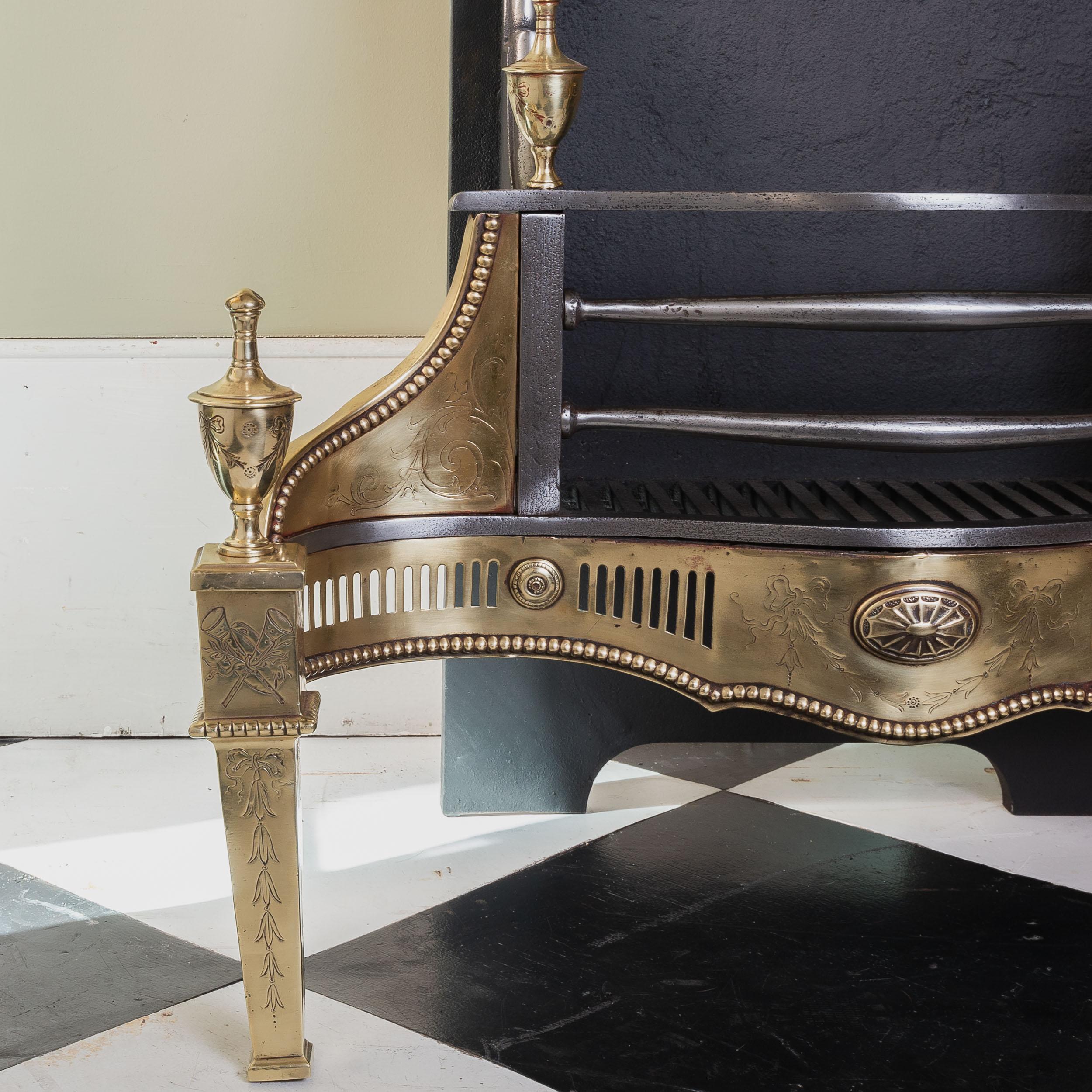 Britannique Grande grille de cheminée victorienne de style géorgien en vente