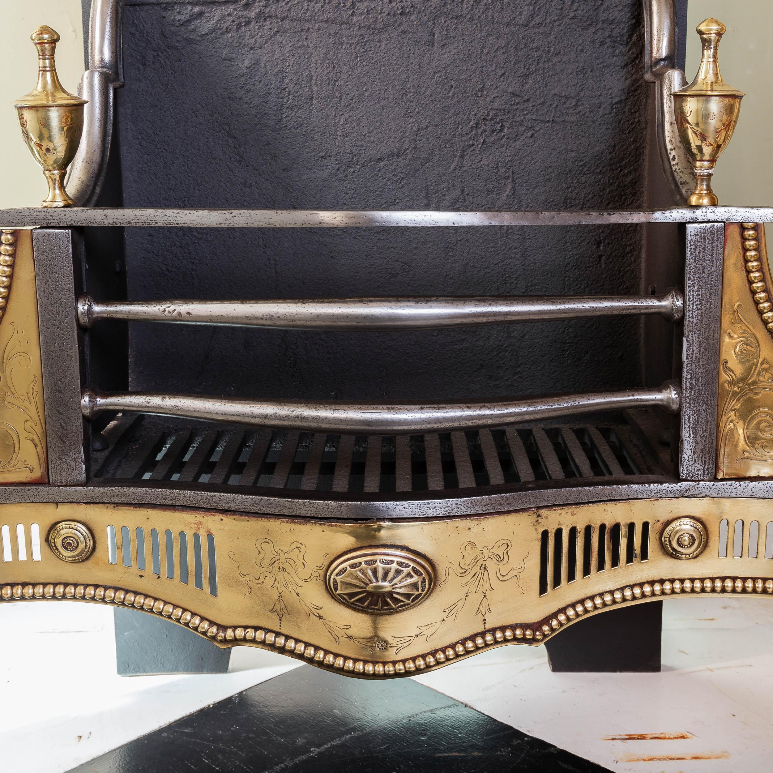 XIXe siècle Grande grille de cheminée victorienne de style géorgien en vente