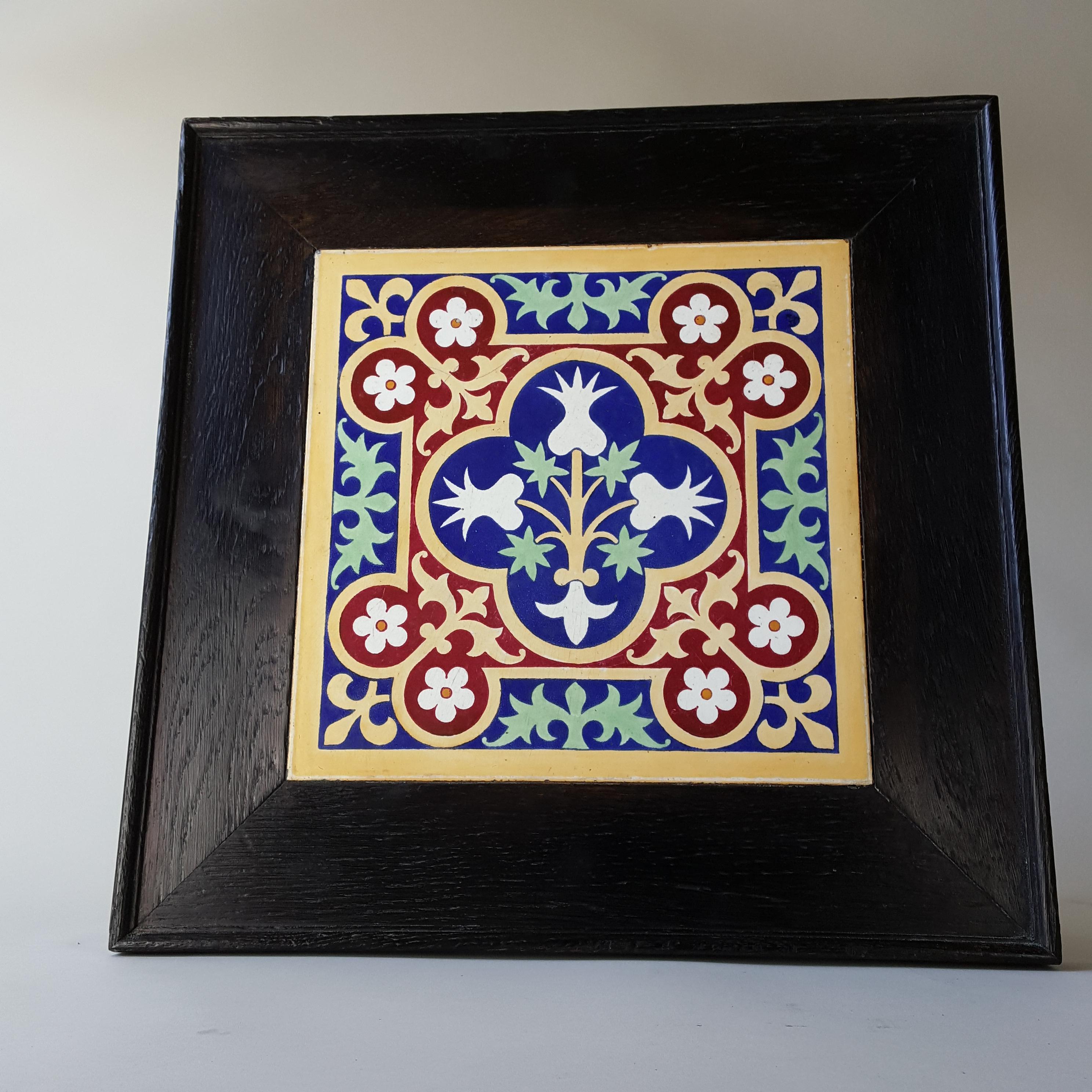 Cuadrado grande de 12  Azulejo policromado Minton diseñado por A. W. N. Pugin en marco de roble ebonizado. Los azulejos Minton de esta escala son relativamente raros.