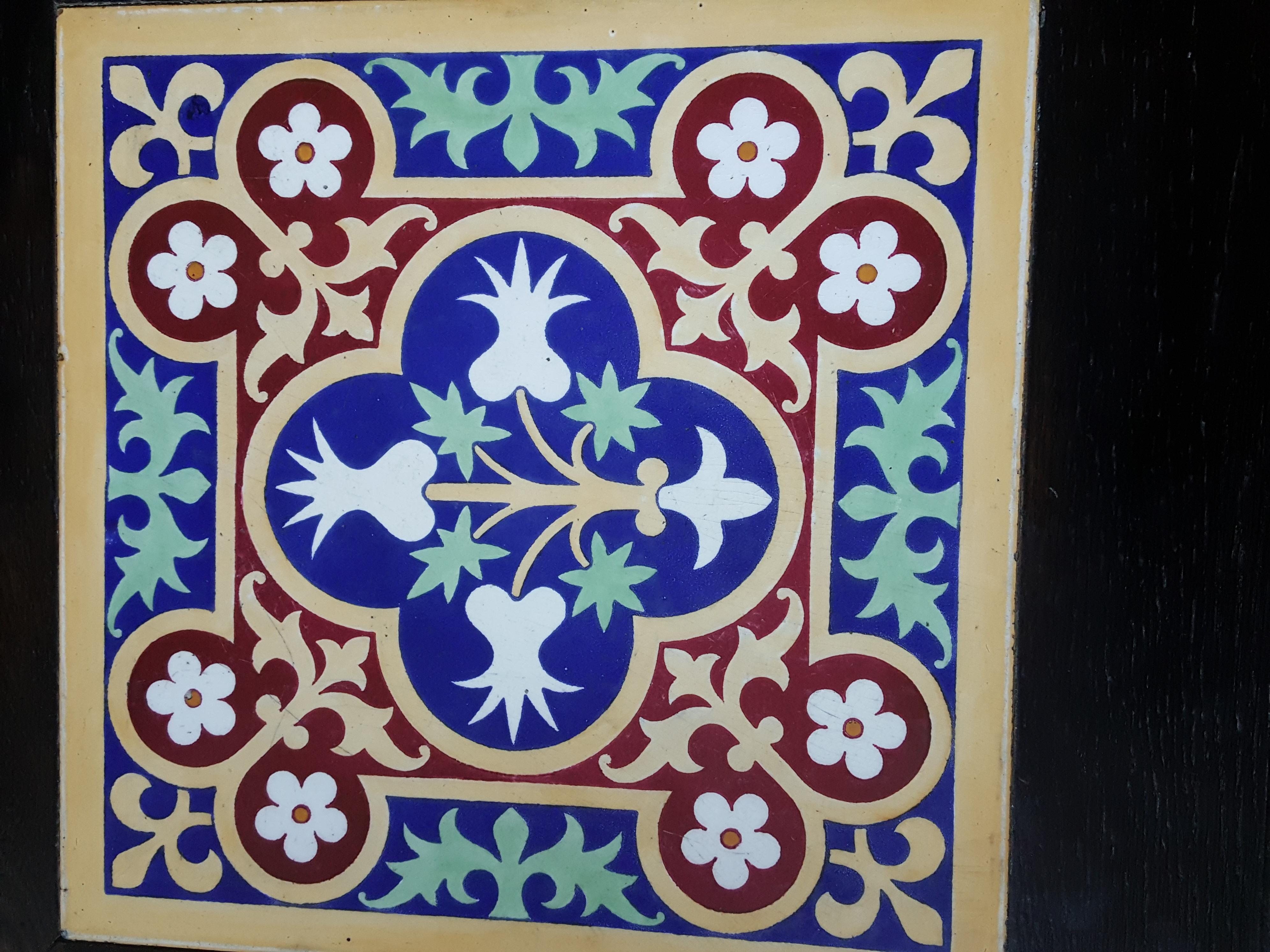 Gran gótico victoriano  Azulejo Minton diseñado por A. W. N. Pugin en marco ebonizado en Bueno estado para la venta en Tunbridge Wells, GB