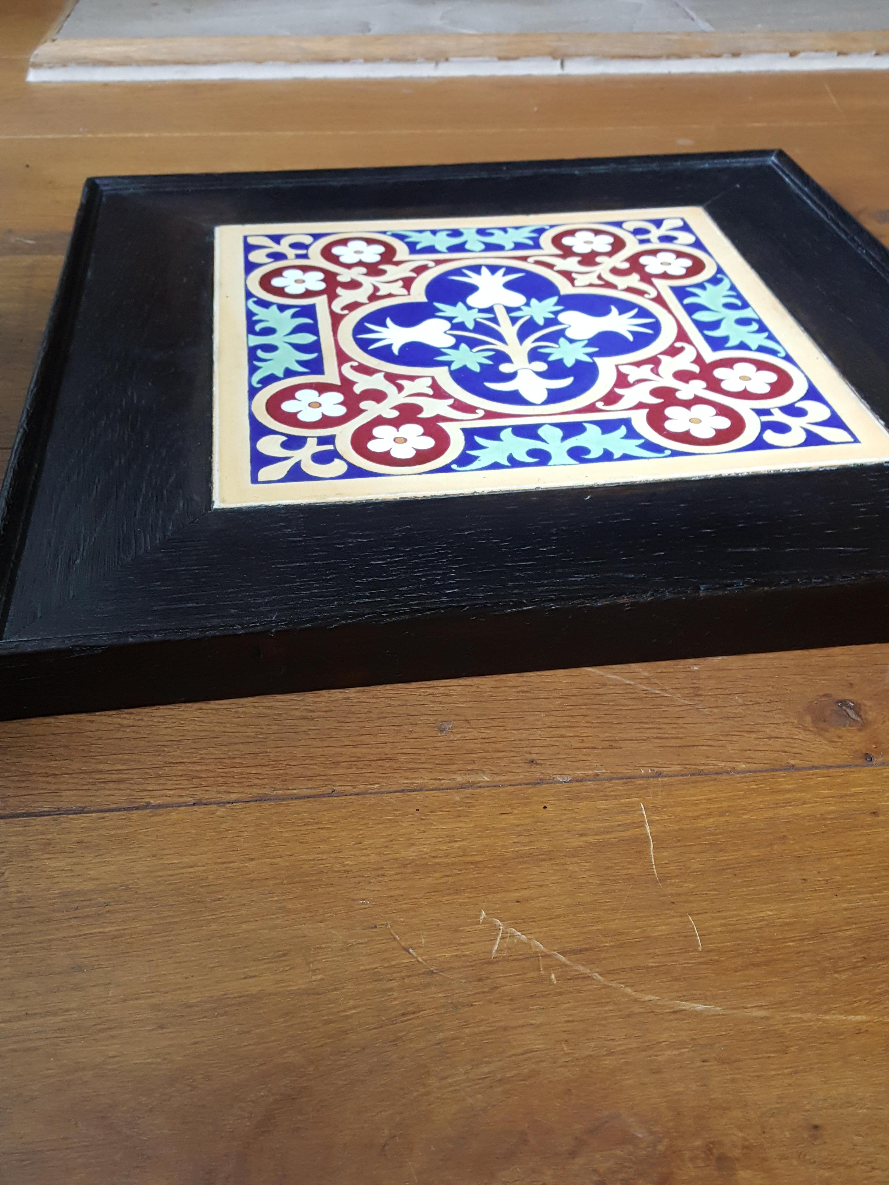 Gran gótico victoriano  Azulejo Minton diseñado por A. W. N. Pugin en marco ebonizado siglo XIX en venta