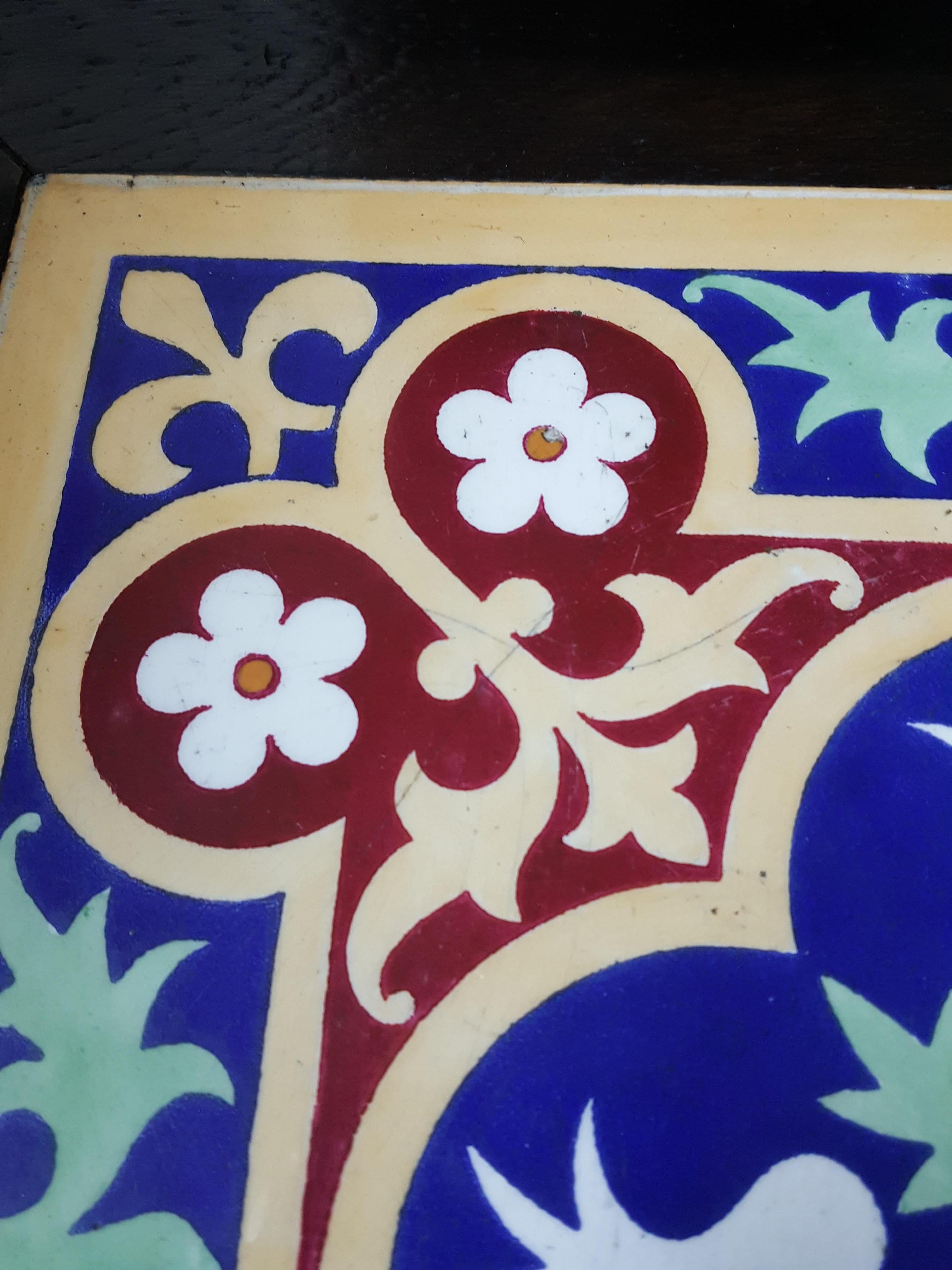 Gran gótico victoriano  Azulejo Minton diseñado por A. W. N. Pugin en marco ebonizado en venta 1
