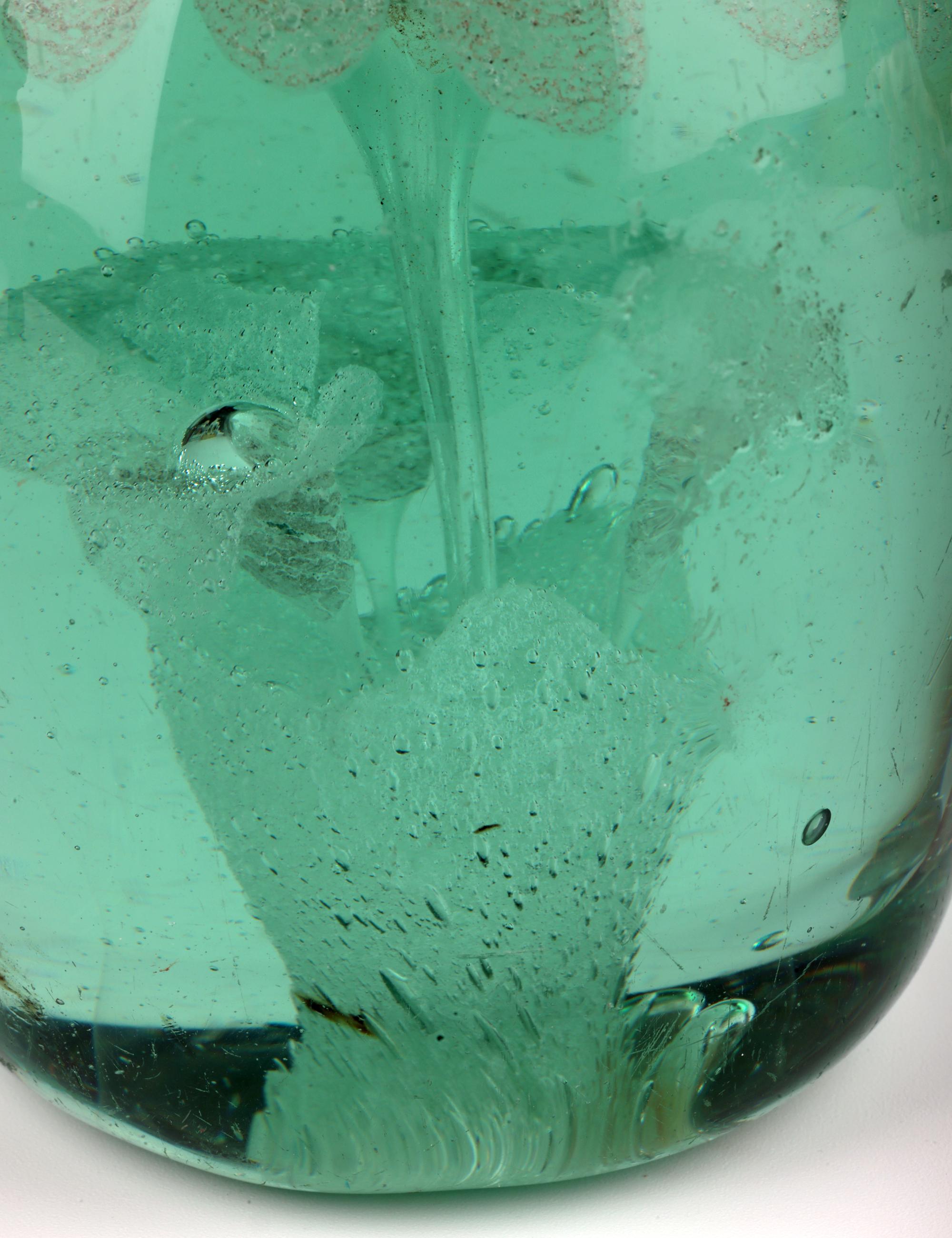 Großes viktorianisches grünes Glasgewicht mit blühenden Stängeln im Angebot 4