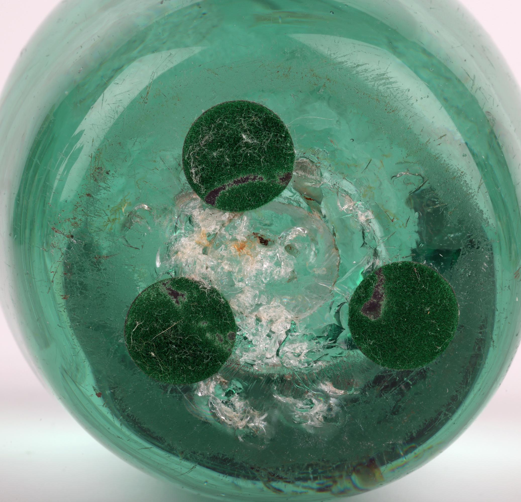 Großes viktorianisches grünes Glasgewicht mit blühenden Stängeln im Angebot 7
