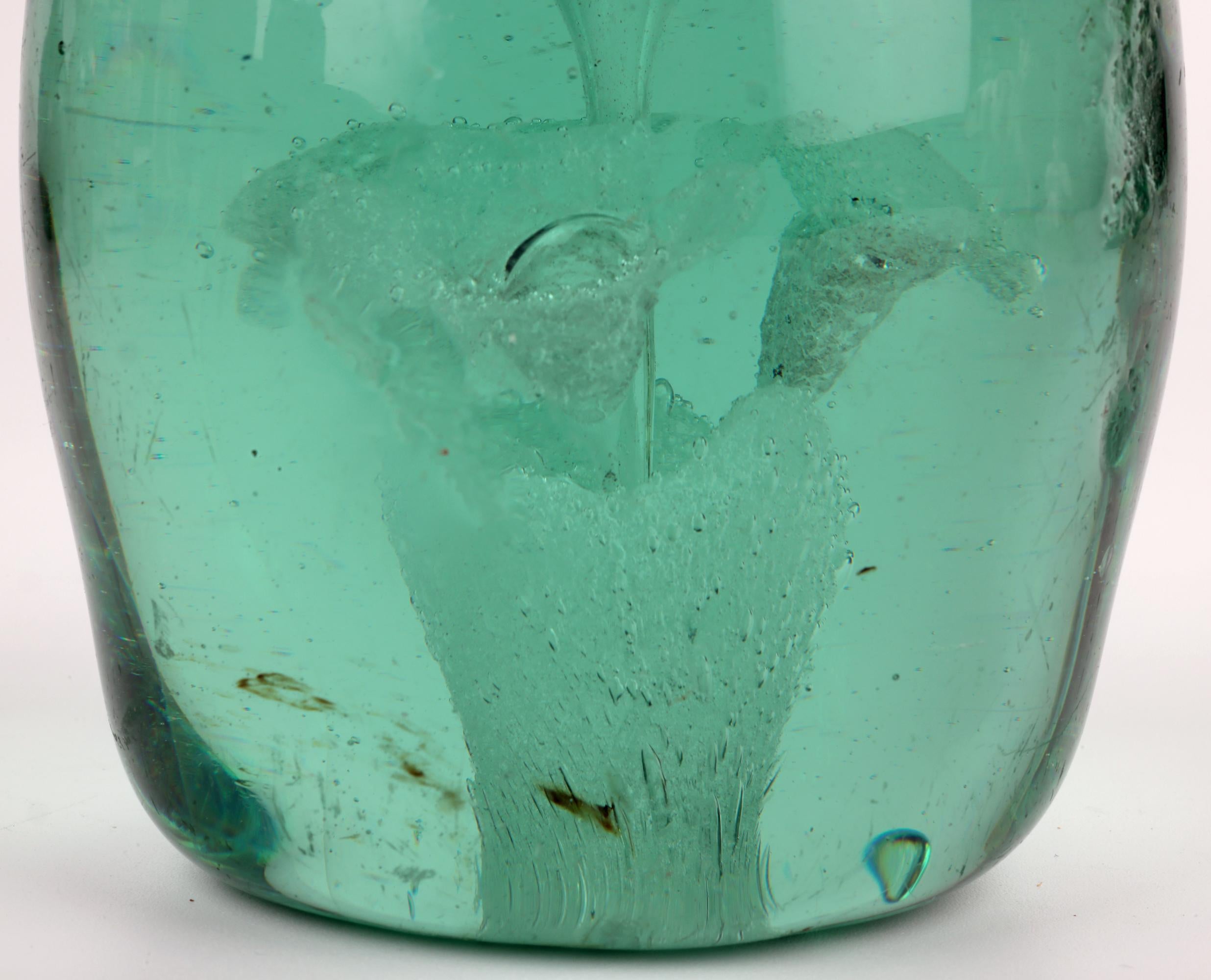 Großes viktorianisches grünes Glasgewicht mit blühenden Stängeln (Viktorianisch) im Angebot