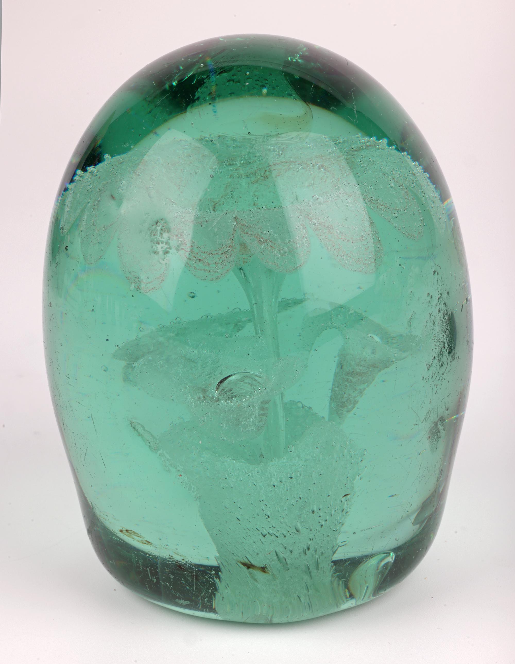 Großes viktorianisches grünes Glasgewicht mit blühenden Stängeln (Geblasenes Glas) im Angebot