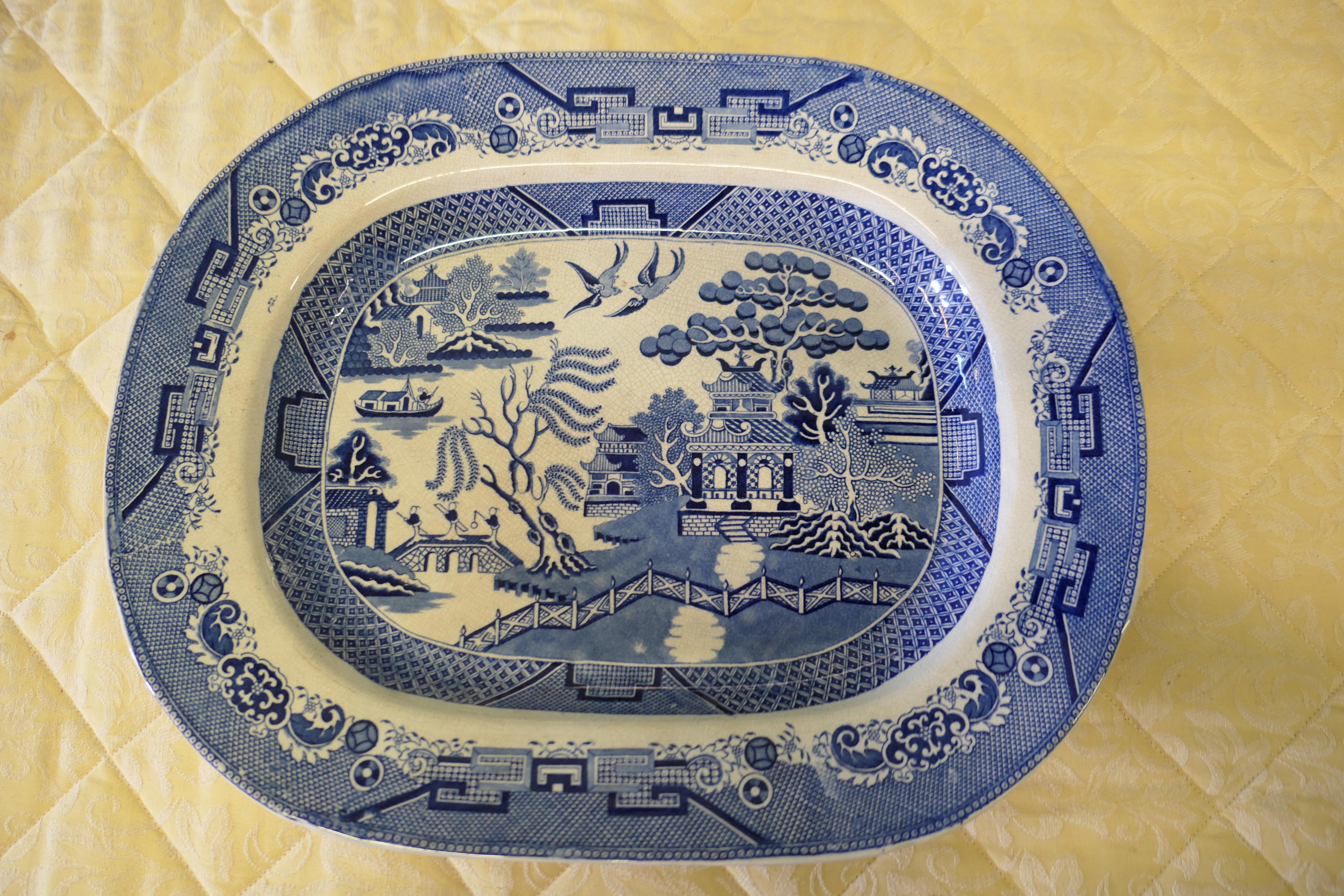 Grande assiette à viande victorienne en pierre de fer à motif de saule

Une pièce ravissante au design intemporel et  bonnes couleurs, l'assiette est profonde et a un bord large, elle est en bon état avec
quelques craquelures dues à l'âge sur la