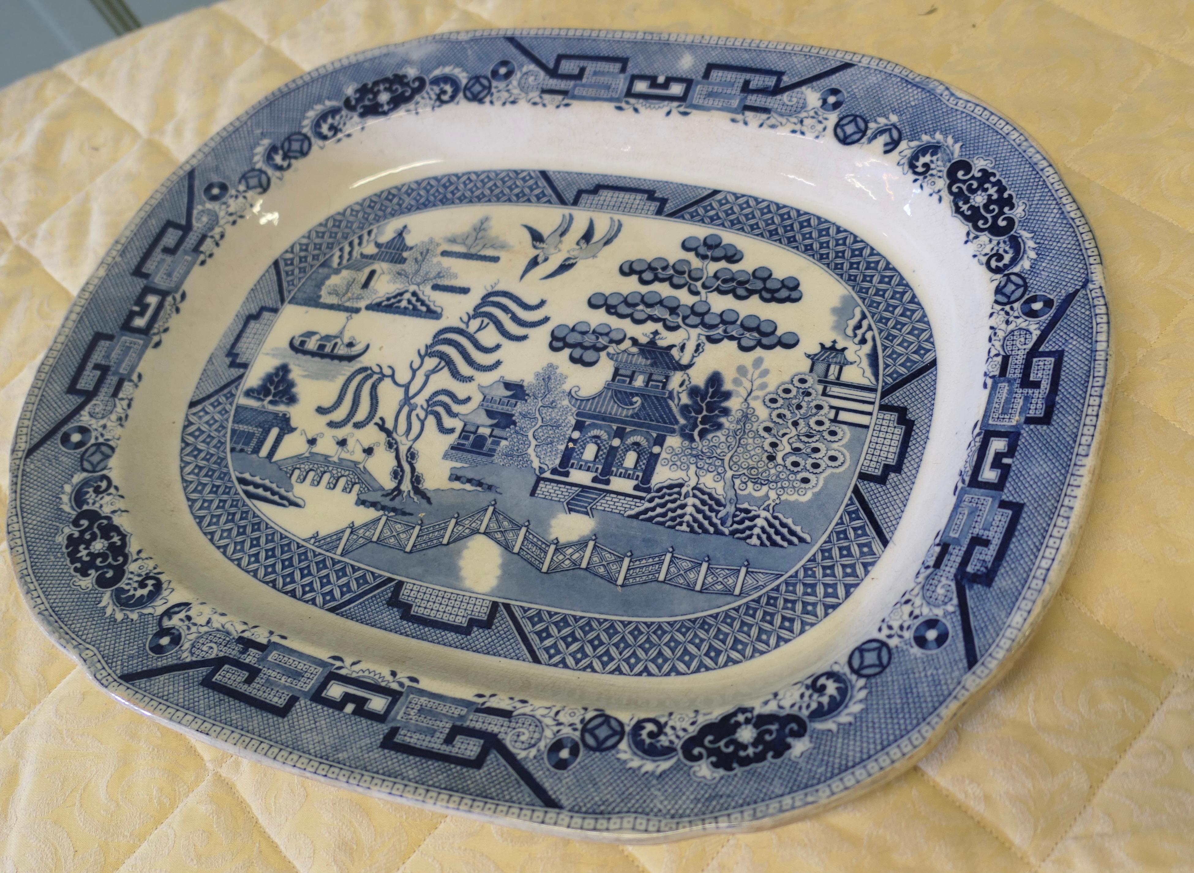 Grande assiette à viande victorienne en pierre de fer à motif de saule

Une pièce ravissante au design intemporel et  bonnes couleurs, la plaque est profonde et a un bord large, elle est en bon état avec une ligne de cheveux et des craquelures au
