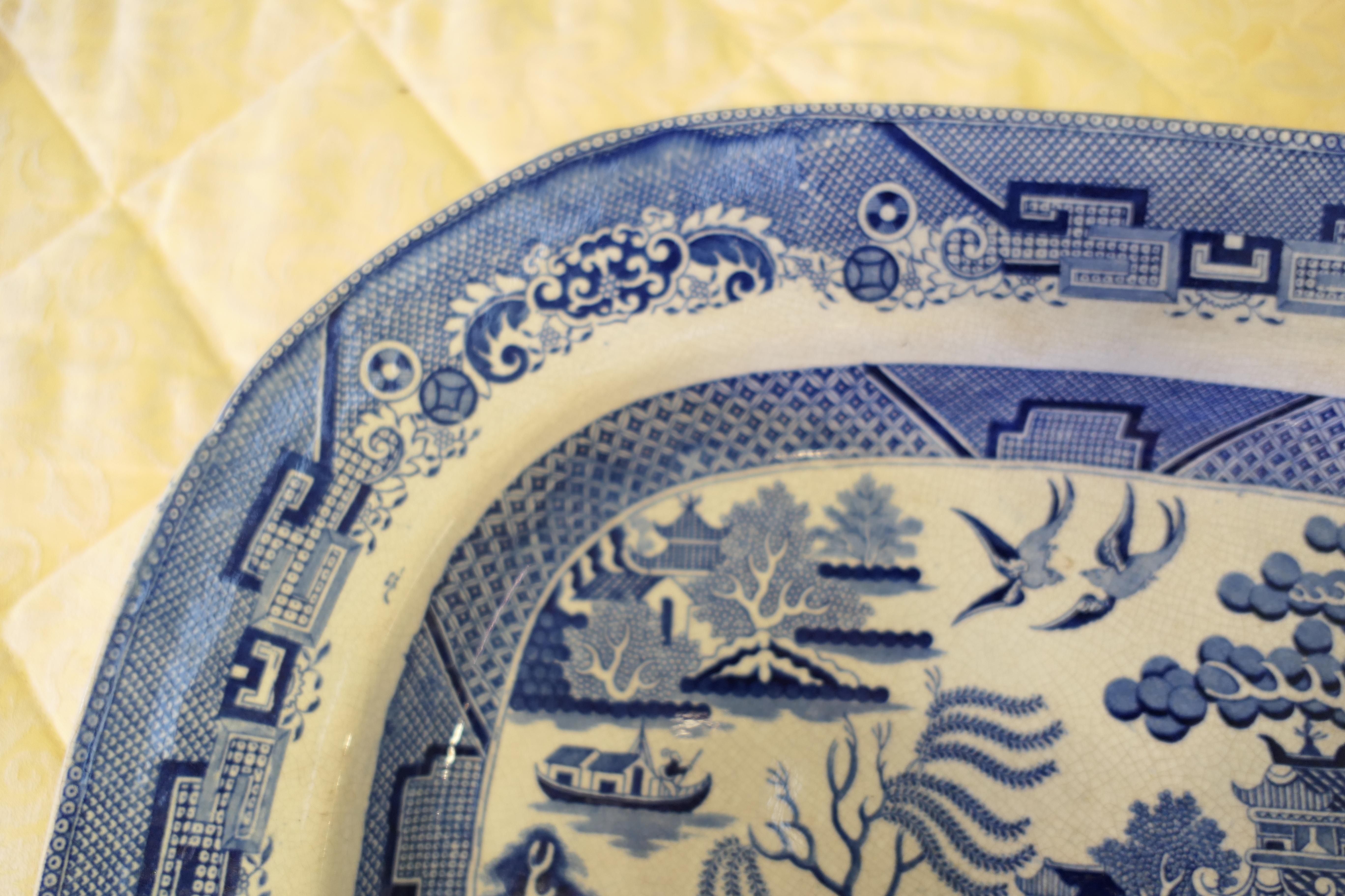Grande assiette à viande victorienne en pierre de fer à motif de saule  Une belle pièce Bon état - En vente à Godshill, Isle of Wight
