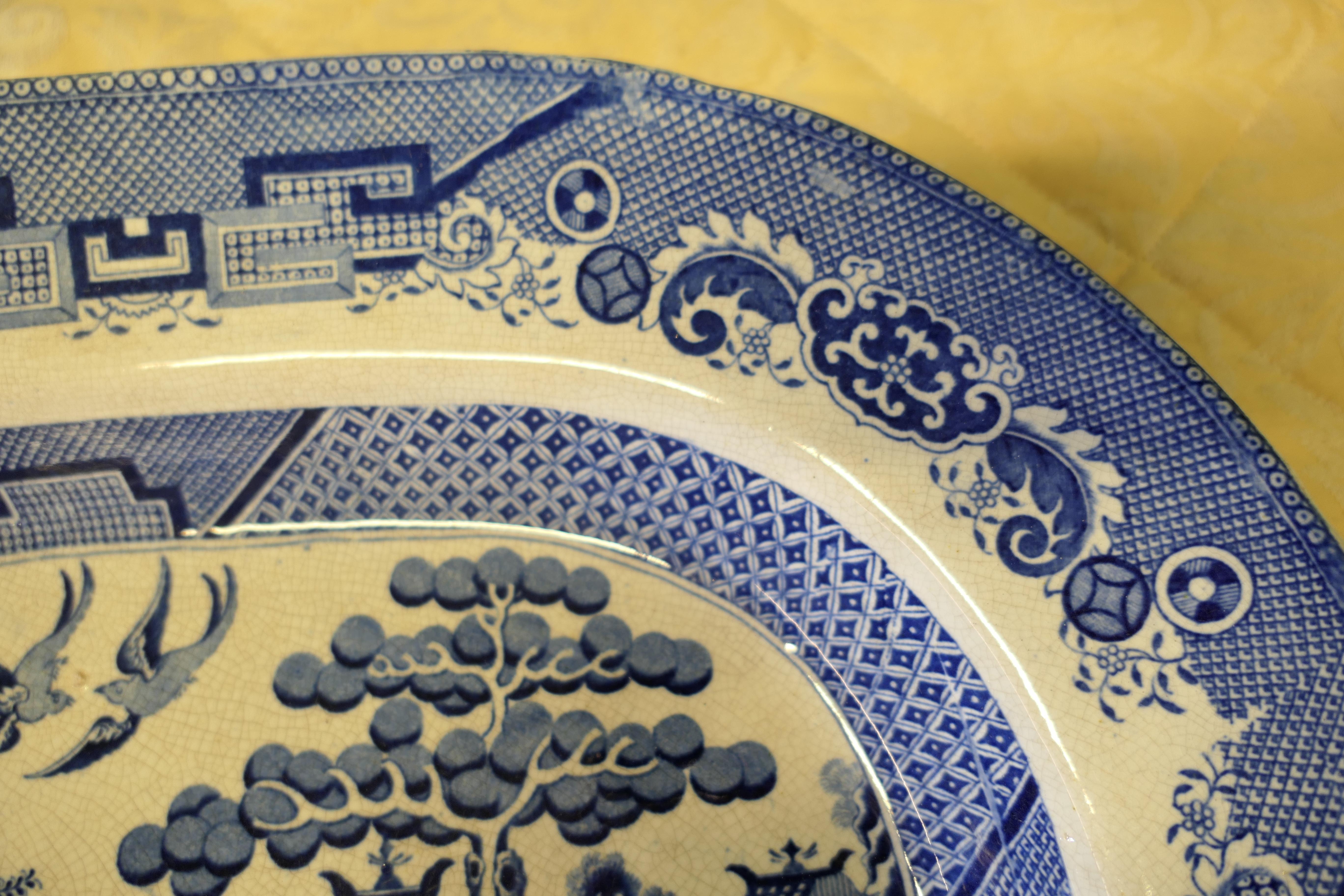 Milieu du XIXe siècle Grande assiette à viande victorienne en pierre de fer à motif de saule  Une belle pièce en vente