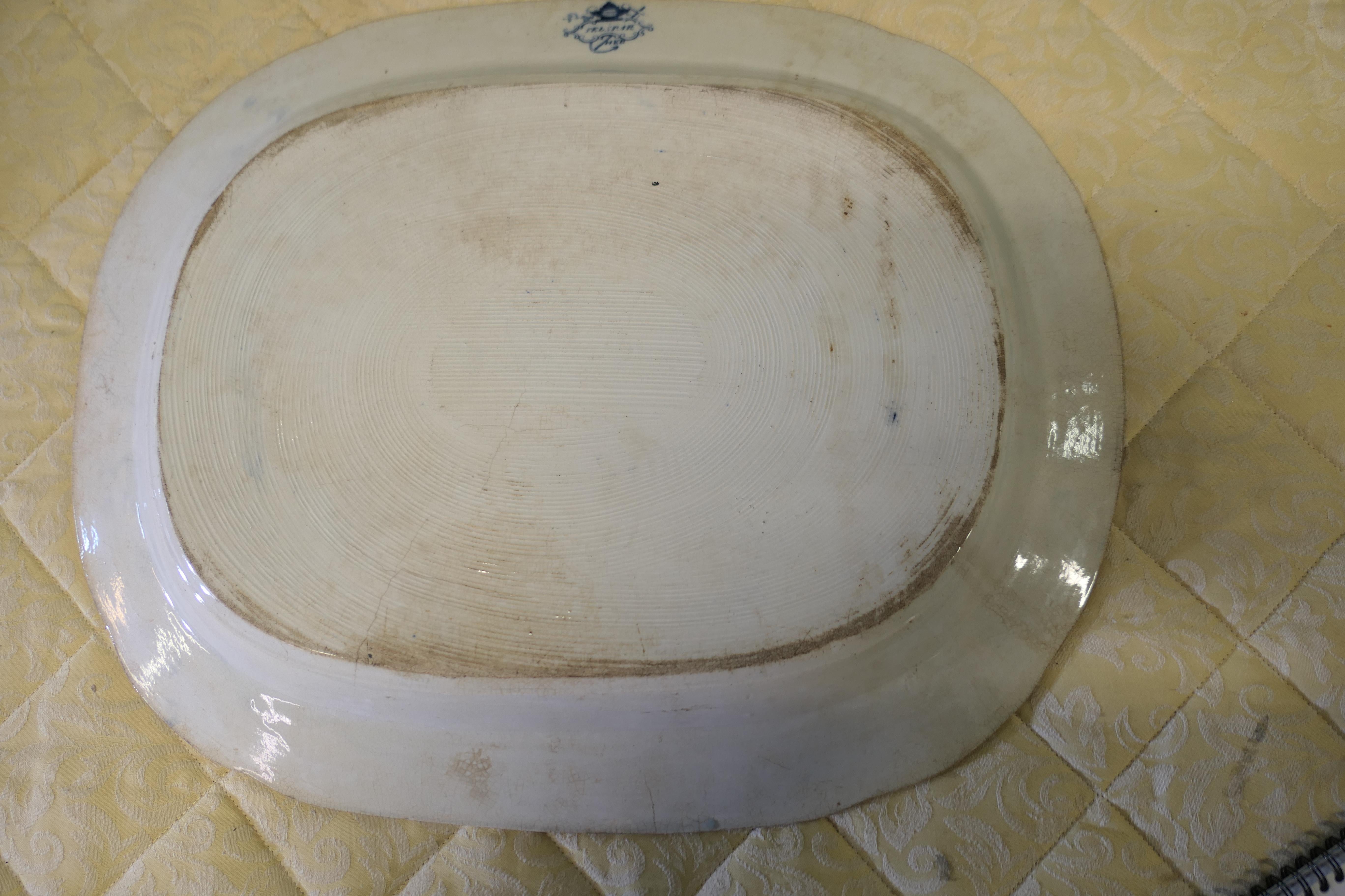 Milieu du XIXe siècle Grande assiette à viande victorienne en pierre de fer à motif de saule  Une belle pièce en vente