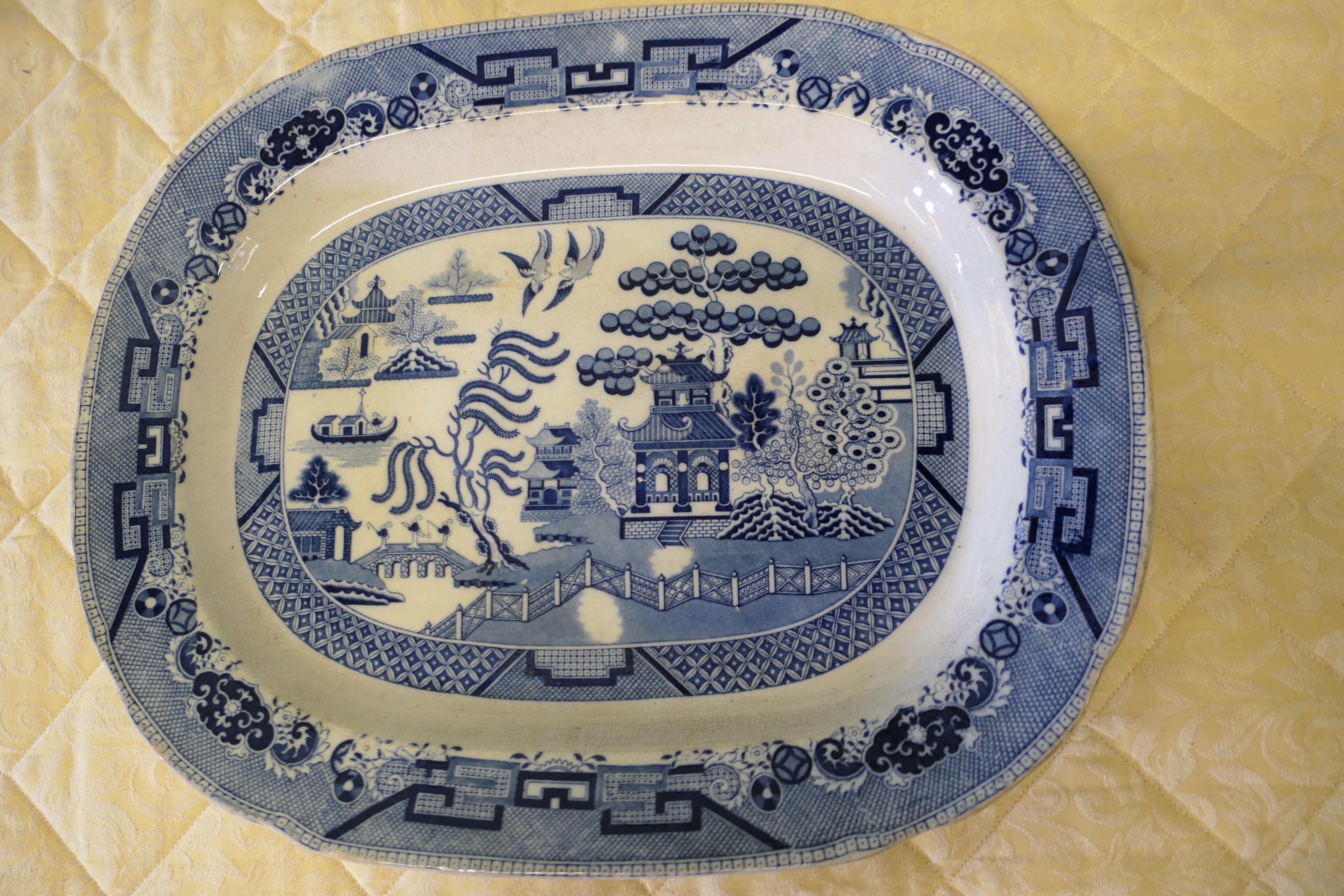 Grande assiette à viande victorienne en pierre de fer à motif de saule  Une belle pièce en vente 1
