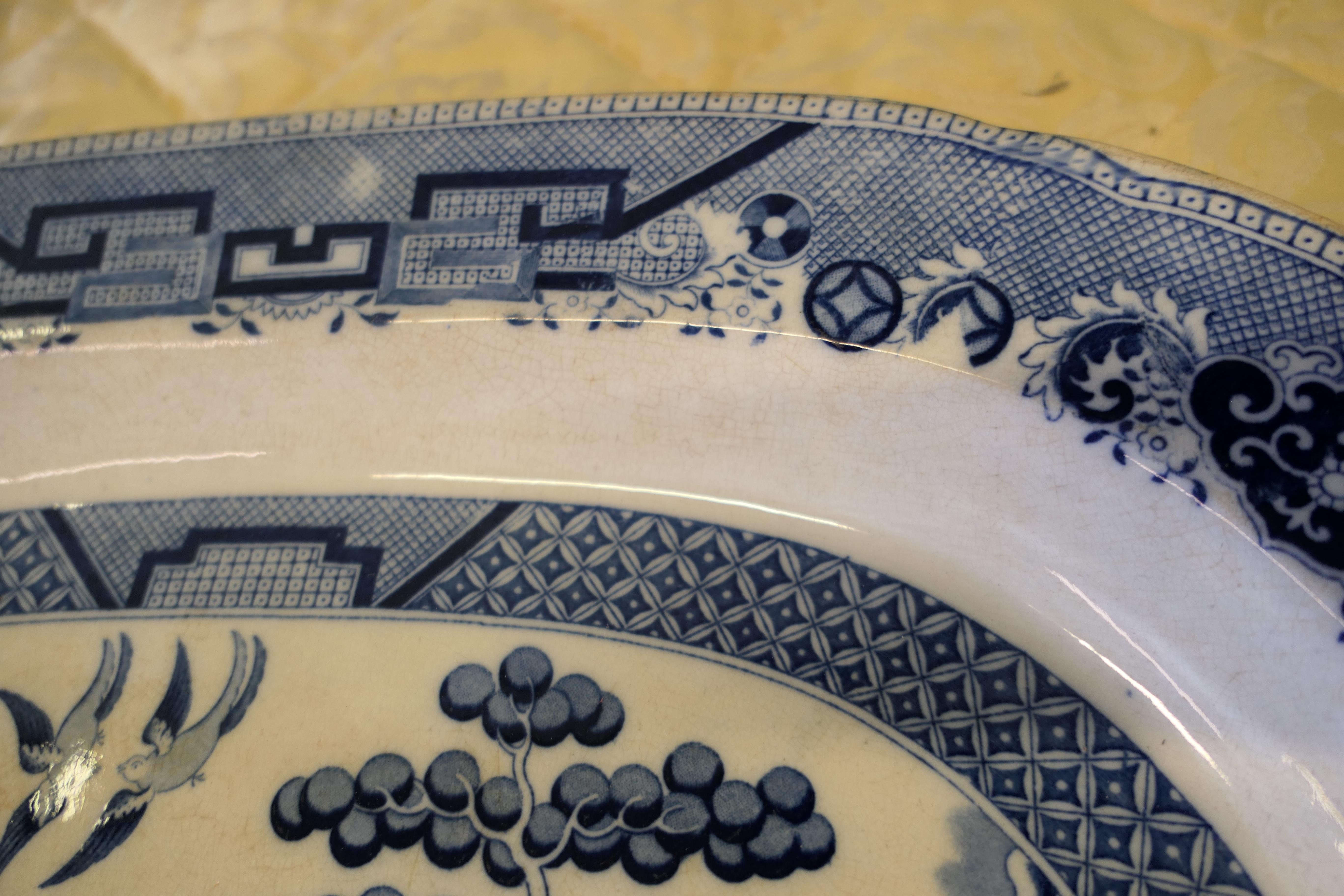 Grande assiette à viande victorienne en pierre de fer à motif de saule  Une belle pièce en vente 2