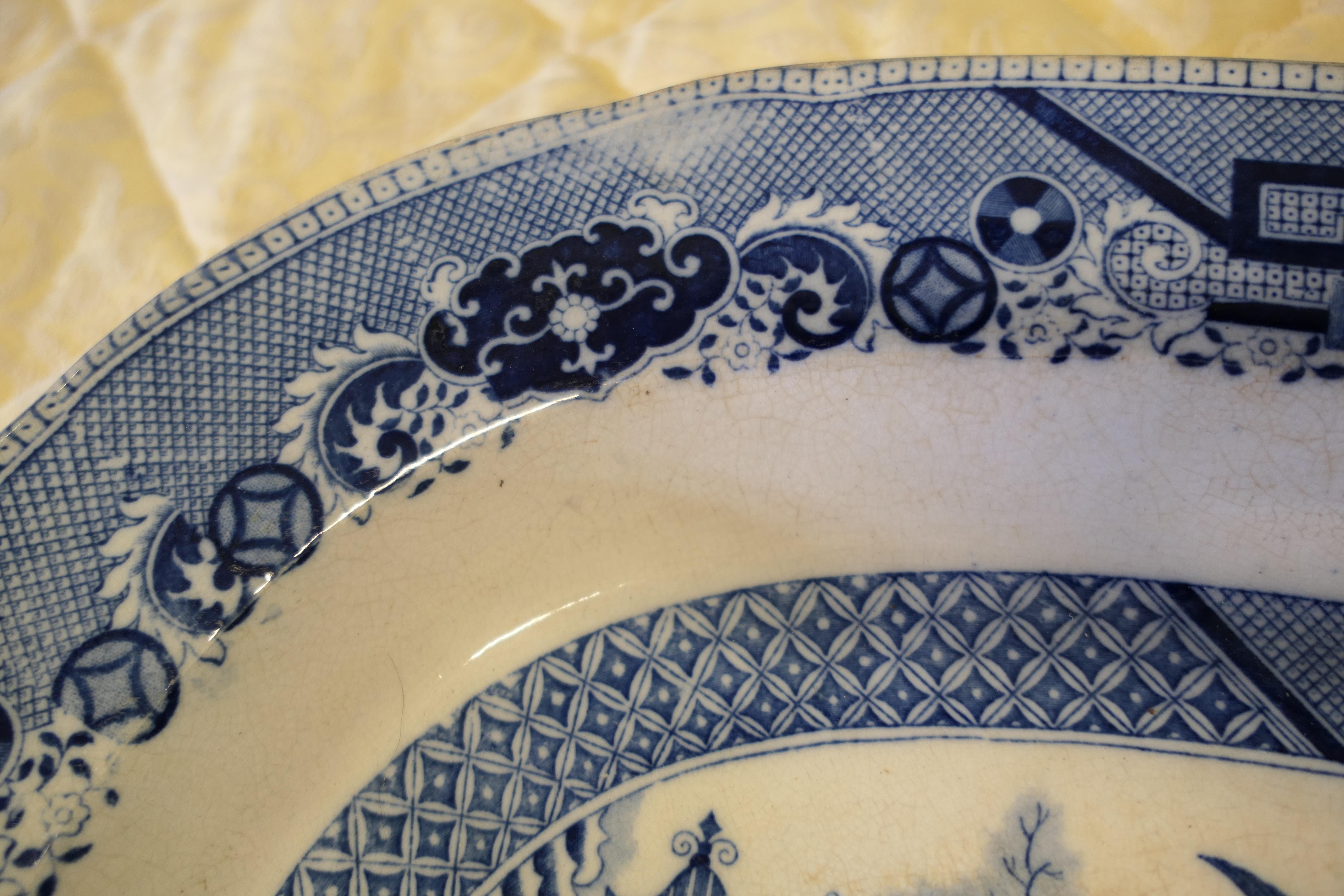 Grande assiette à viande victorienne en pierre de fer à motif de saule  Une belle pièce en vente 3