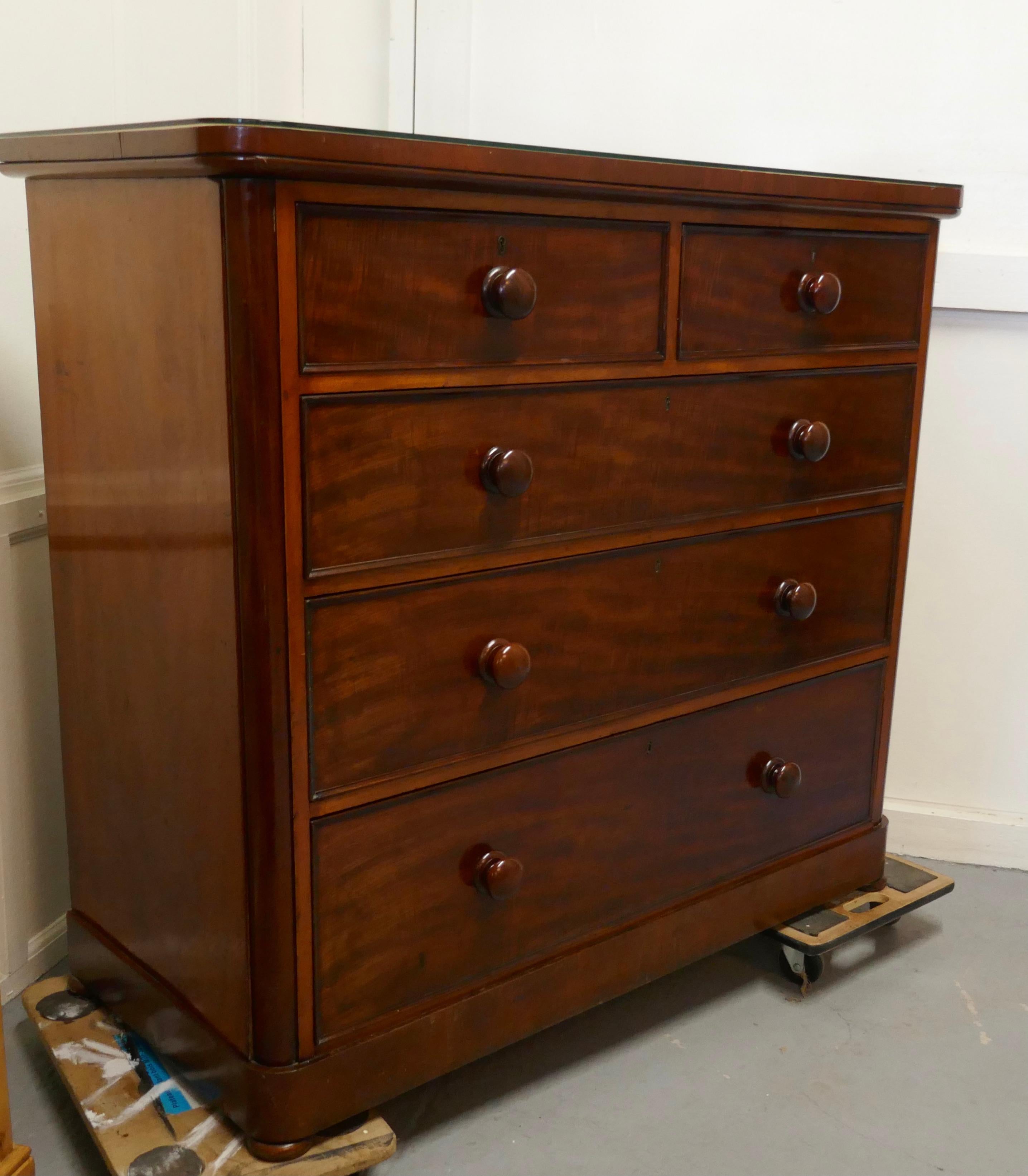 Large Victorian Mahogany Chest of Drawers In Good Condition In Chillerton, Isle of Wight