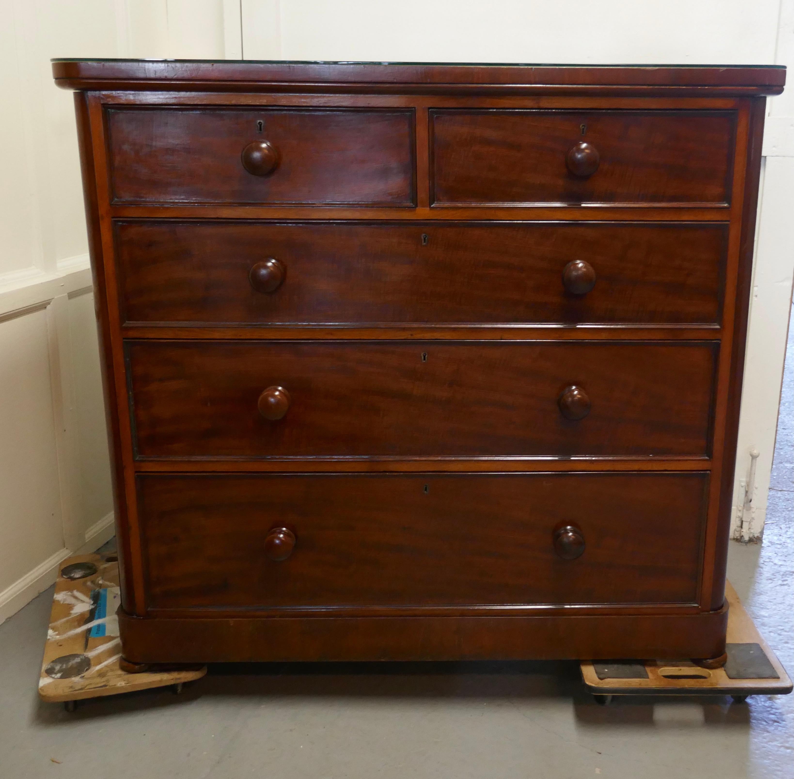 Large Victorian Mahogany Chest of Drawers 1