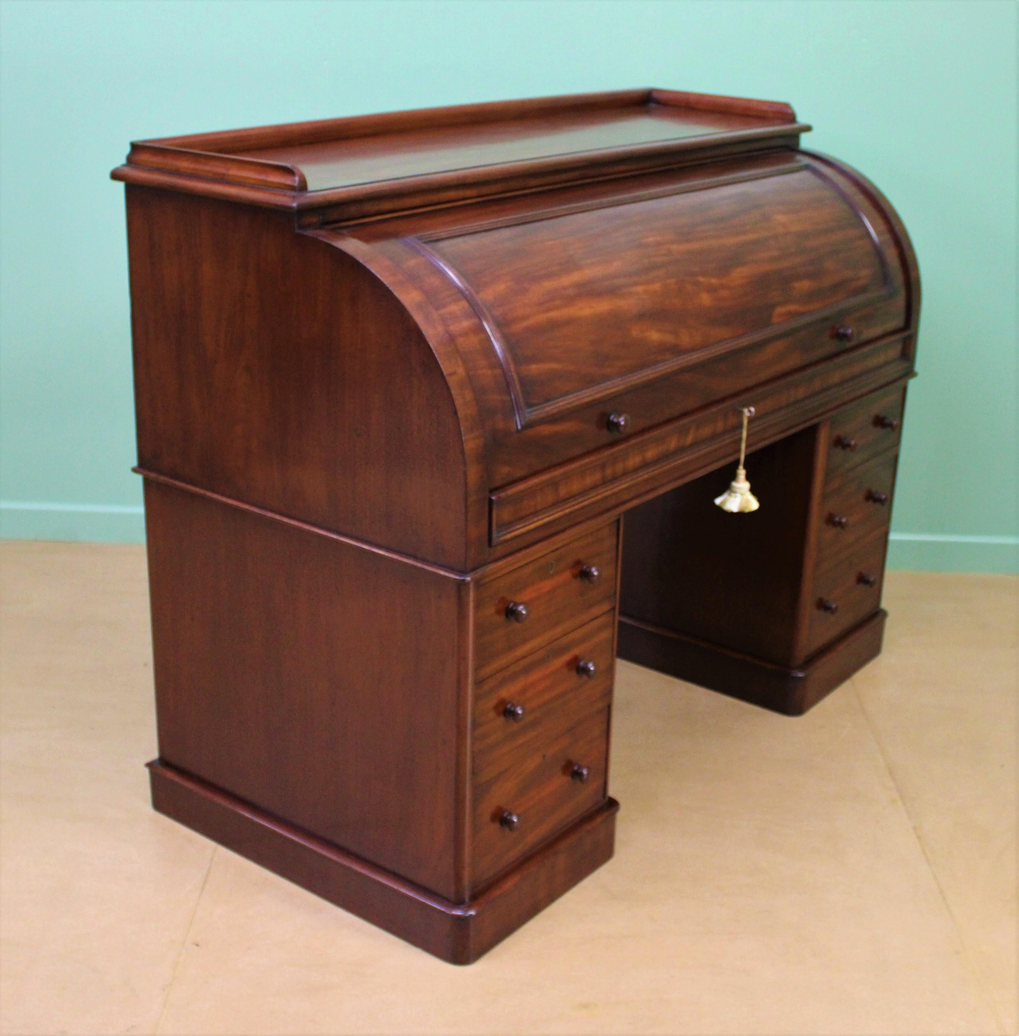 Large Victorian Mahogany Cylinder Desk For Sale 7