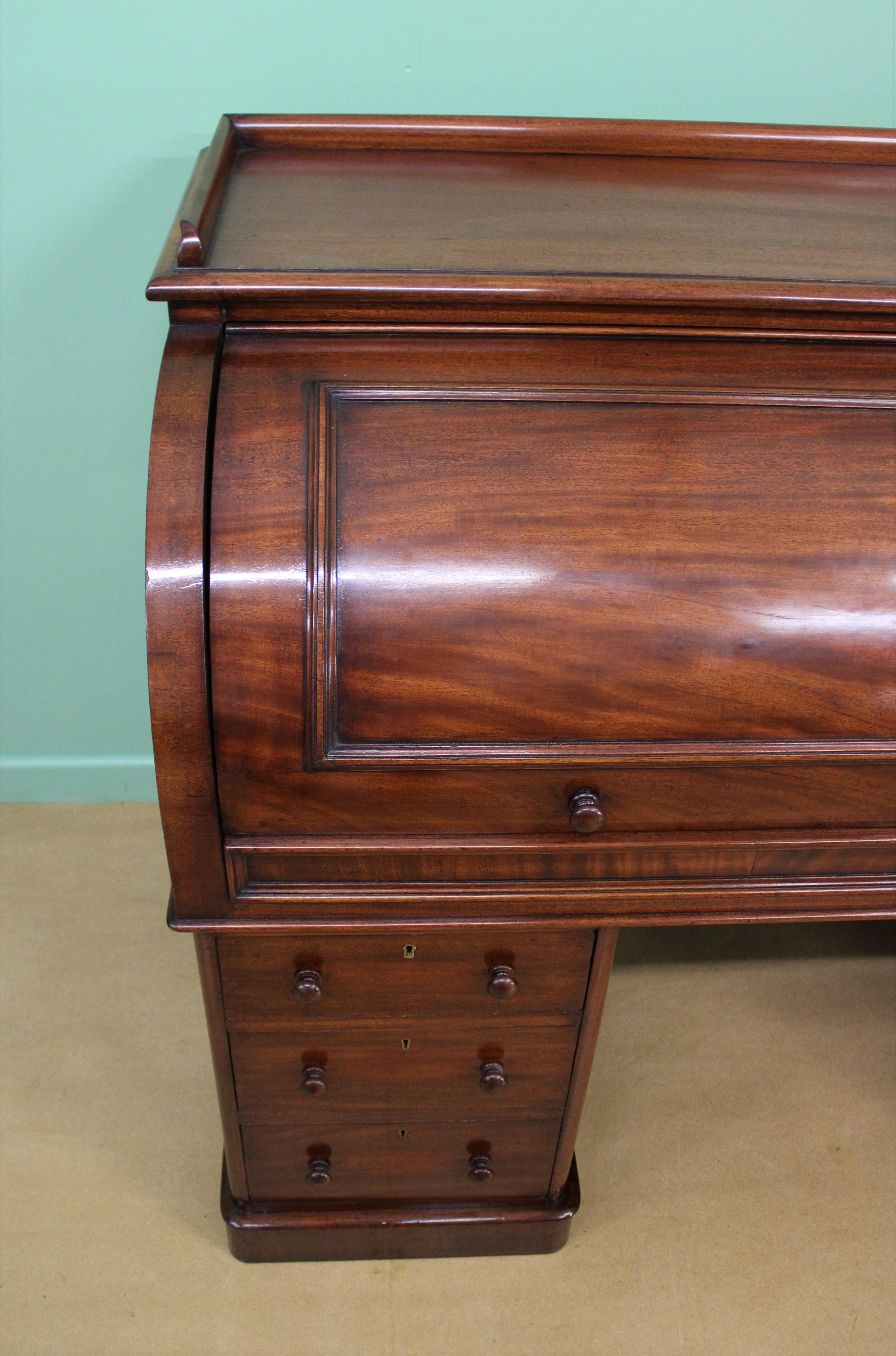 Large Victorian Mahogany Cylinder Desk In Good Condition For Sale In Poling, West Sussex