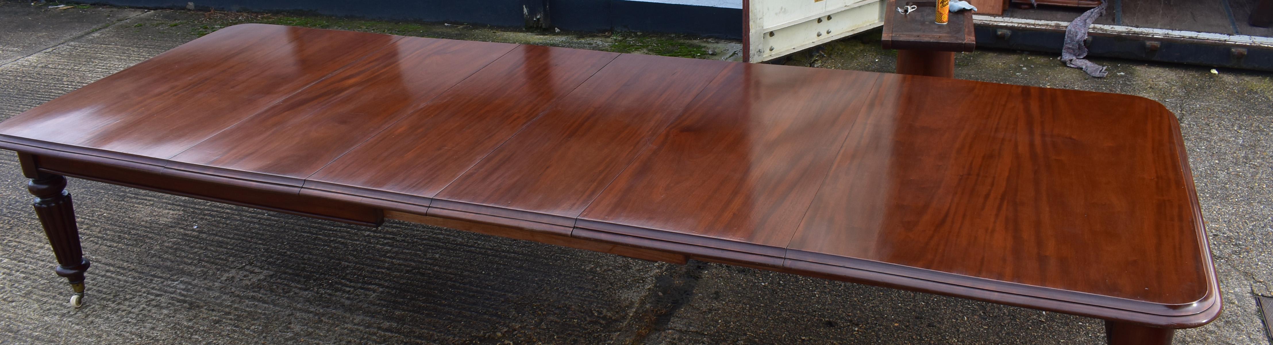 English Large Victorian Mahogany Extending Dining Table For Sale