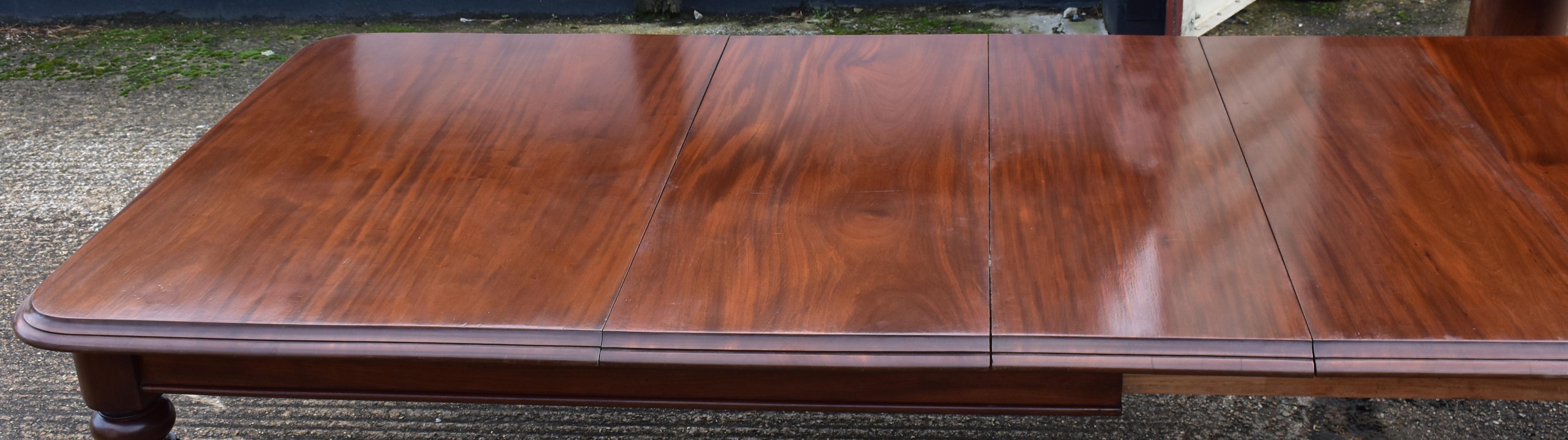 Large Victorian Mahogany Extending Dining Table In Good Condition For Sale In Chelmsford, Essex