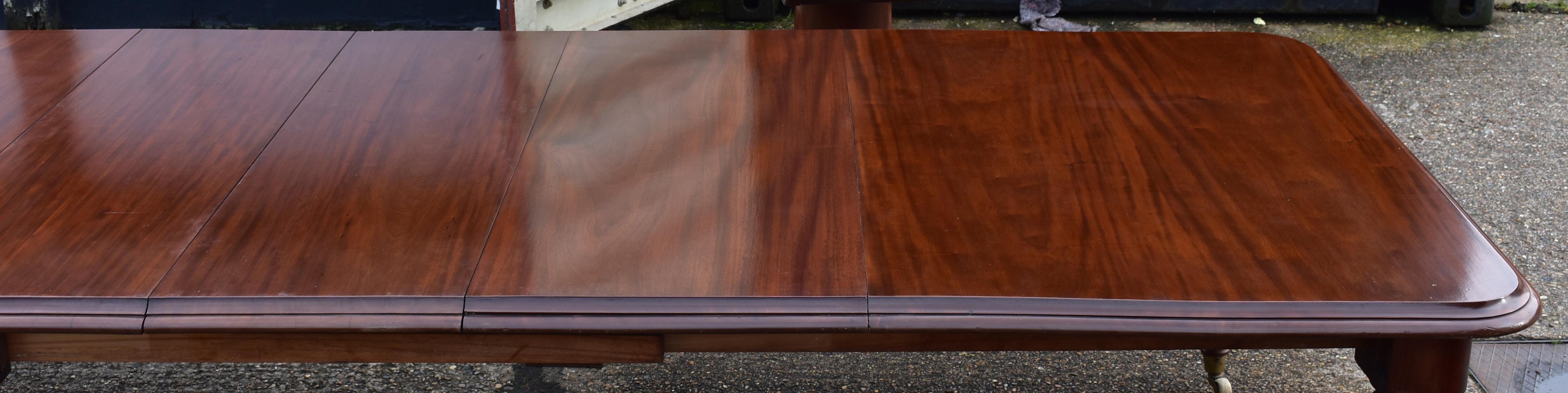 19th Century Large Victorian Mahogany Extending Dining Table For Sale
