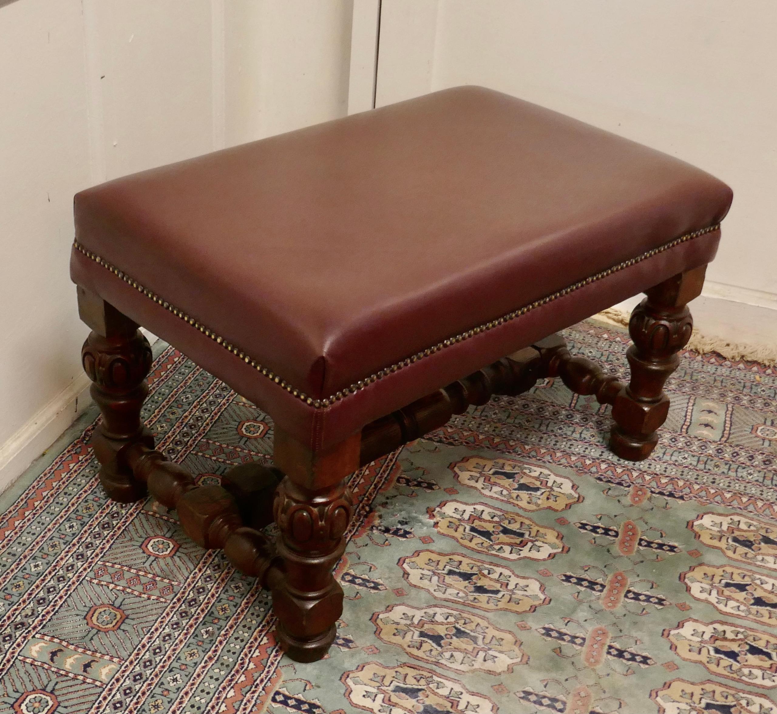 Large Victorian Oak and Leather Library Stool    In Good Condition For Sale In Chillerton, Isle of Wight