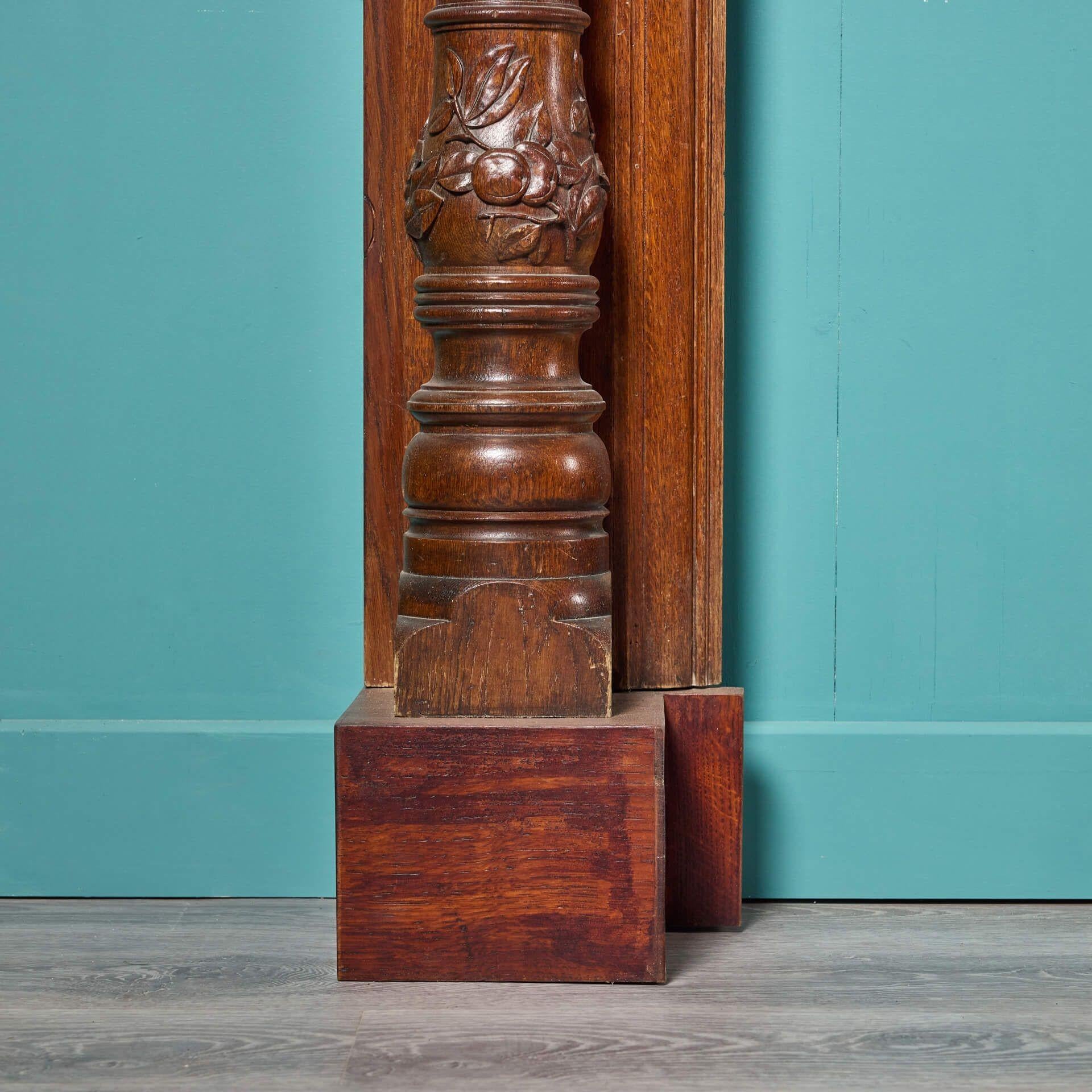 Anglais Grande cheminée victorienne en Oak Oak avec jambages sculptés en vente