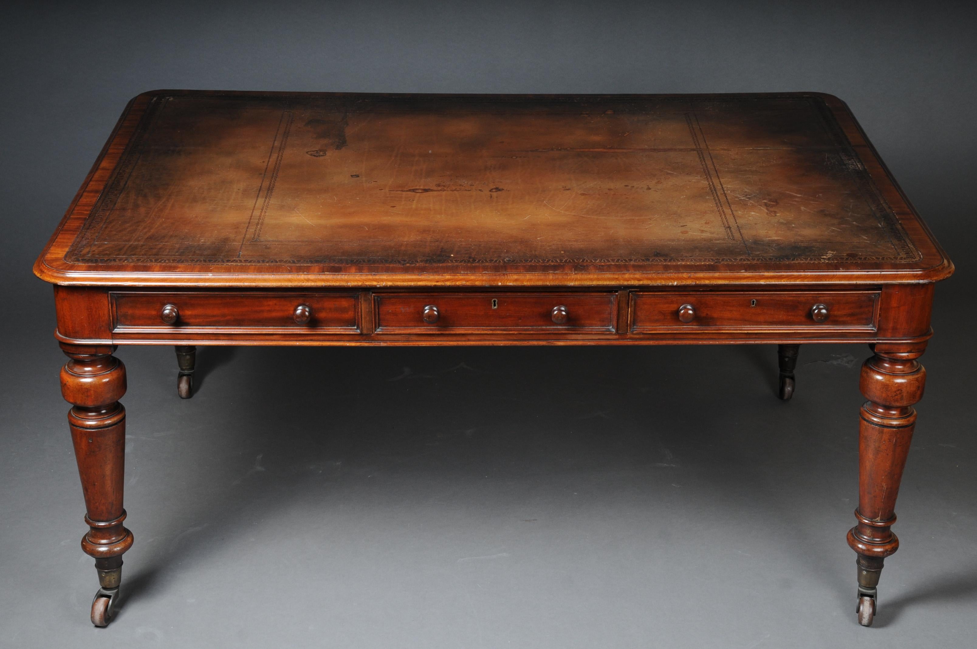 Large Victorian partner desk, England, 19th century

England, 19th century. Mahogany. Rectangular plate with rounded corners and embossed leather covering. Six frame drawers with double knob handles and lockable drawers. Baluster legs on patented