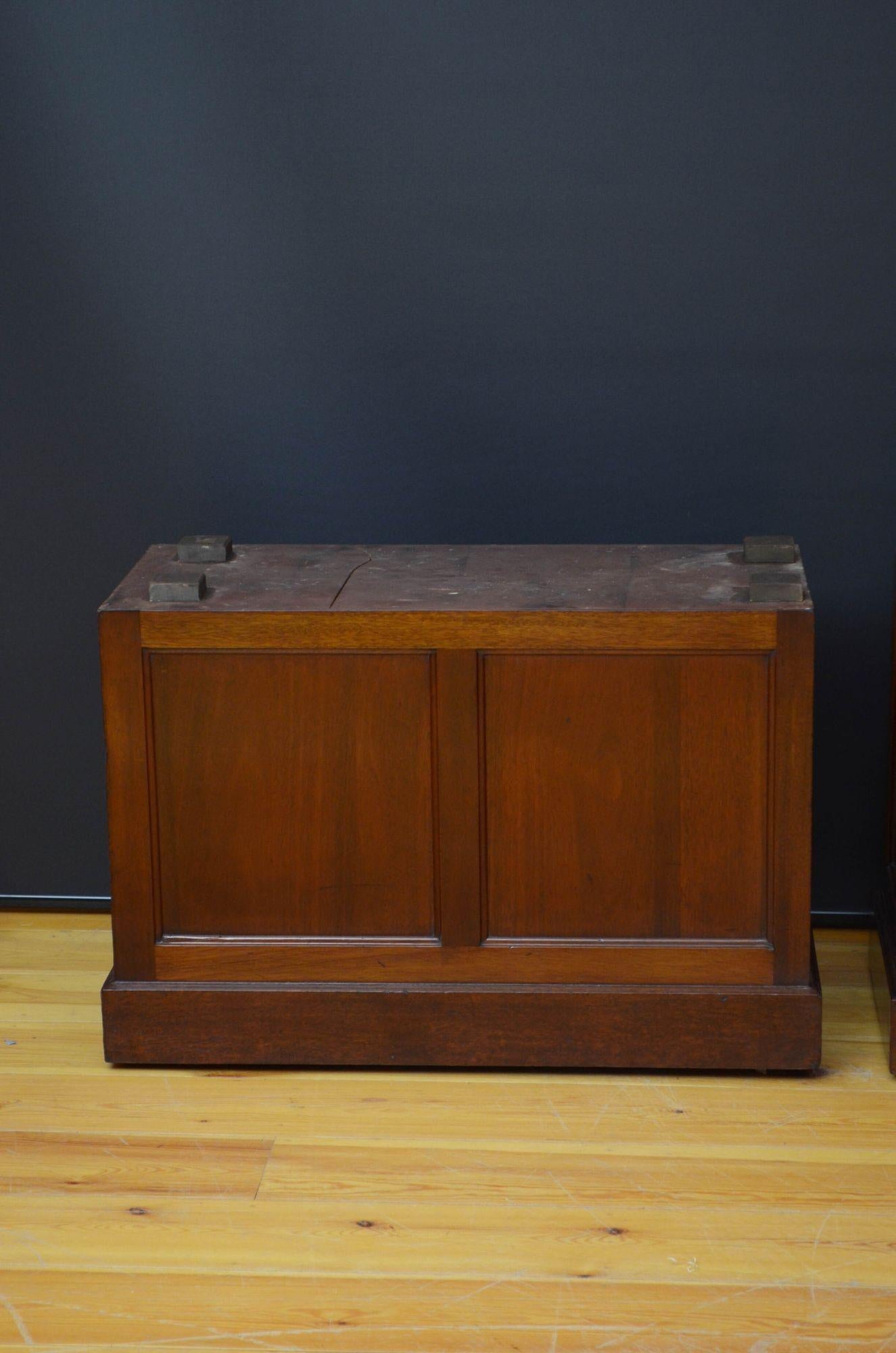 Large Victorian Pedestal Desk in Mahogany 12